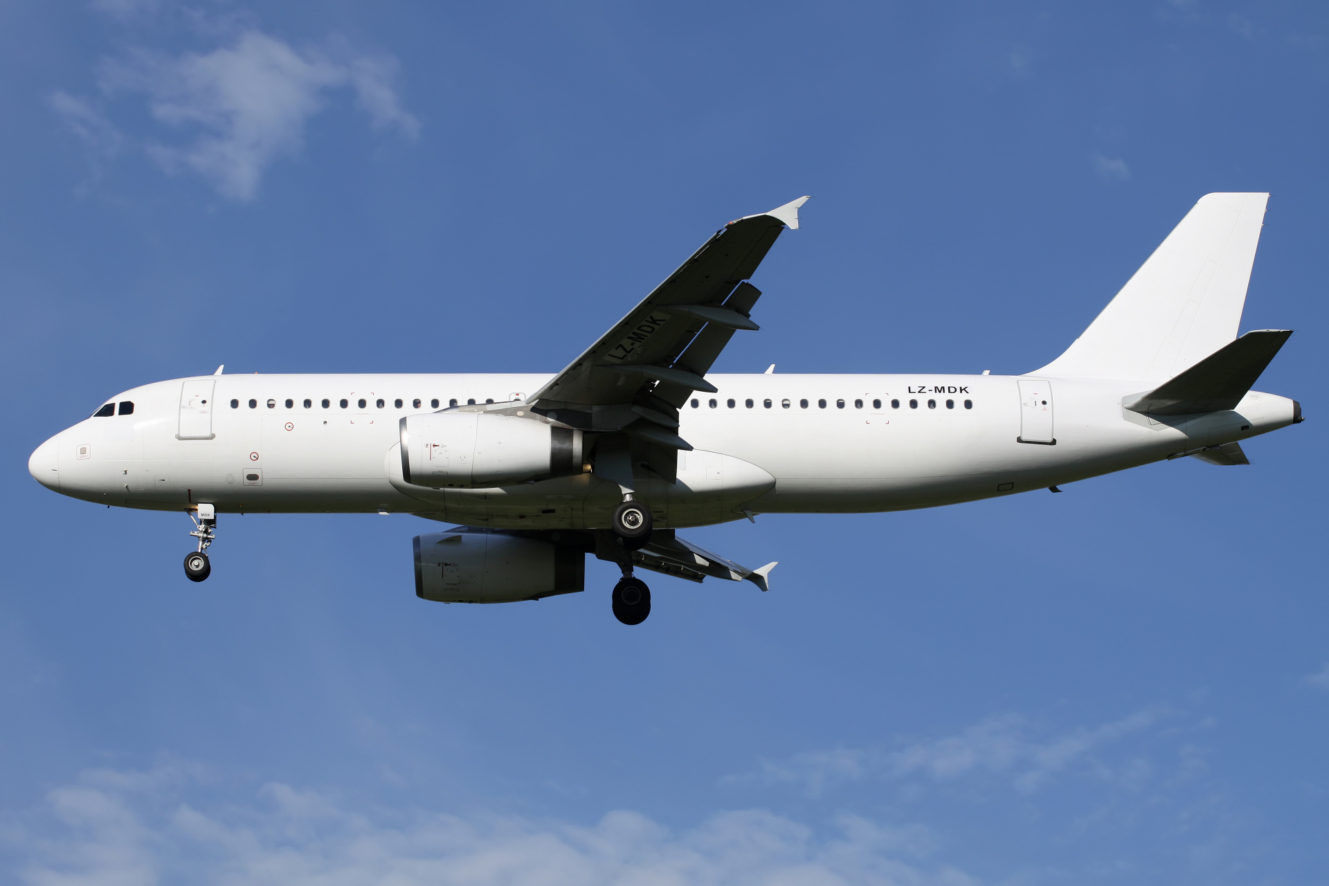 LZ-MDK, VIA Airways (Aircraft » EPWA Spotting » Airbus A320-200)