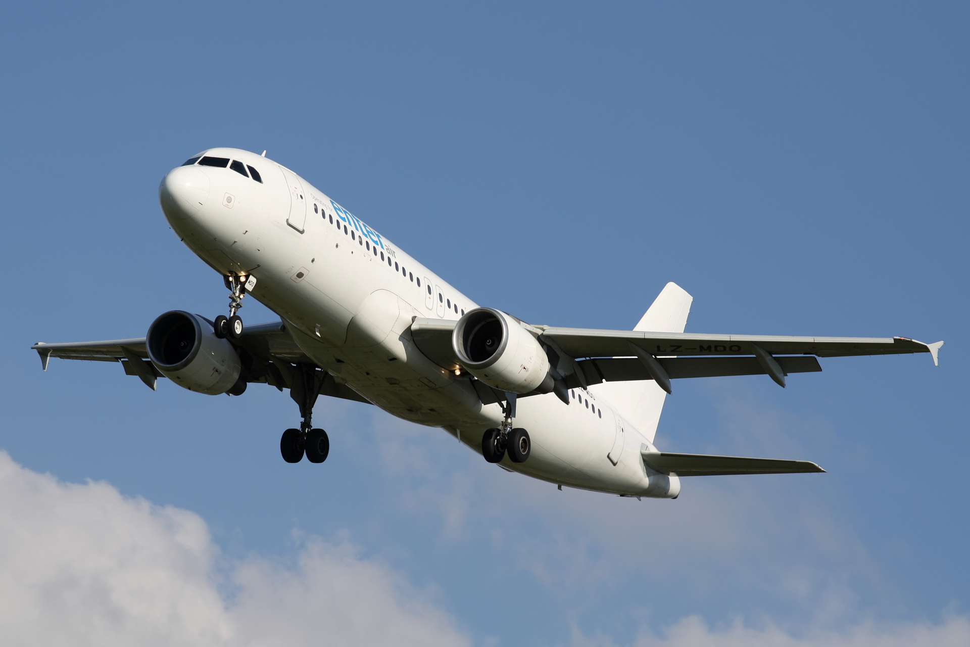 LZ-MDO, Via Airways (Enter Air) (Samoloty » Spotting na EPWA » Airbus A320-200)