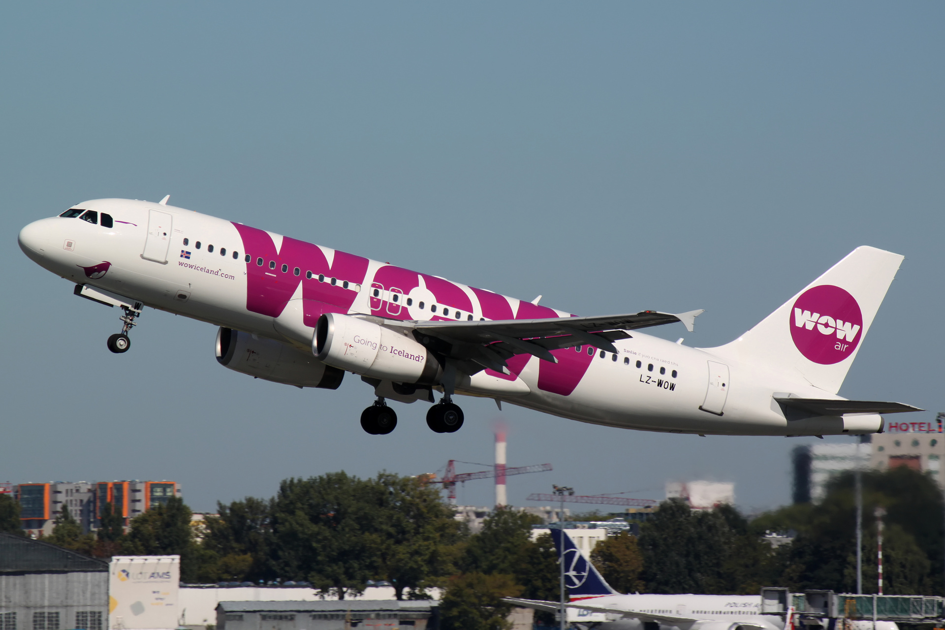 LZ-WOW, WOW Air (Samoloty » Spotting na EPWA » Airbus A320-200)