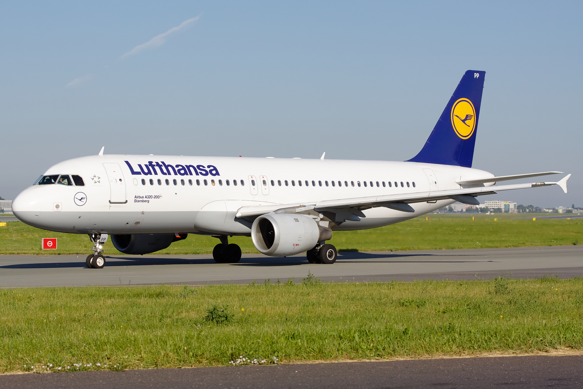 D-AIPP (Aircraft » EPWA Spotting » Airbus A320-200 » Lufthansa)