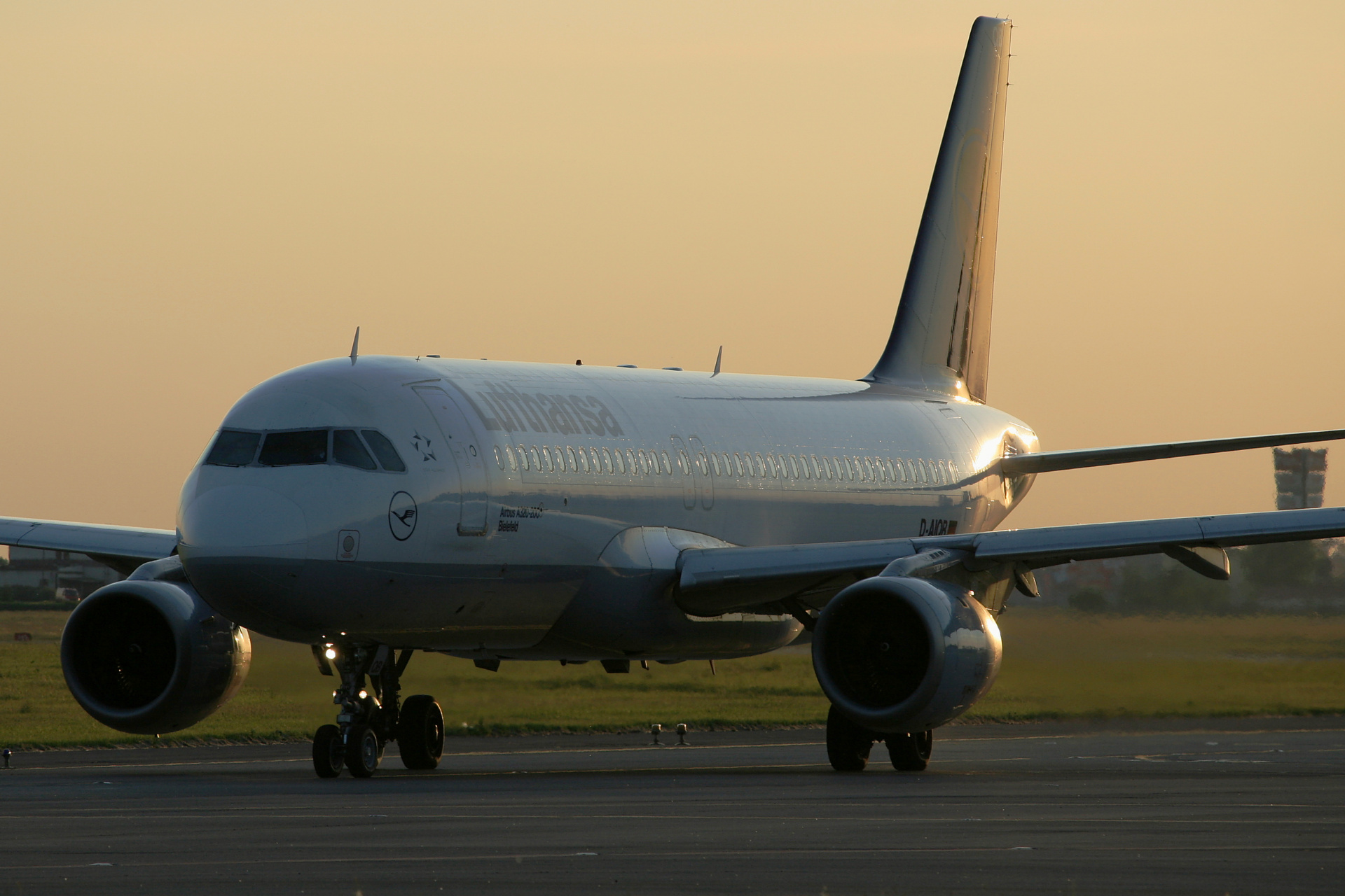 D-AIQB (Aircraft » EPWA Spotting » Airbus A320-200 » Lufthansa)