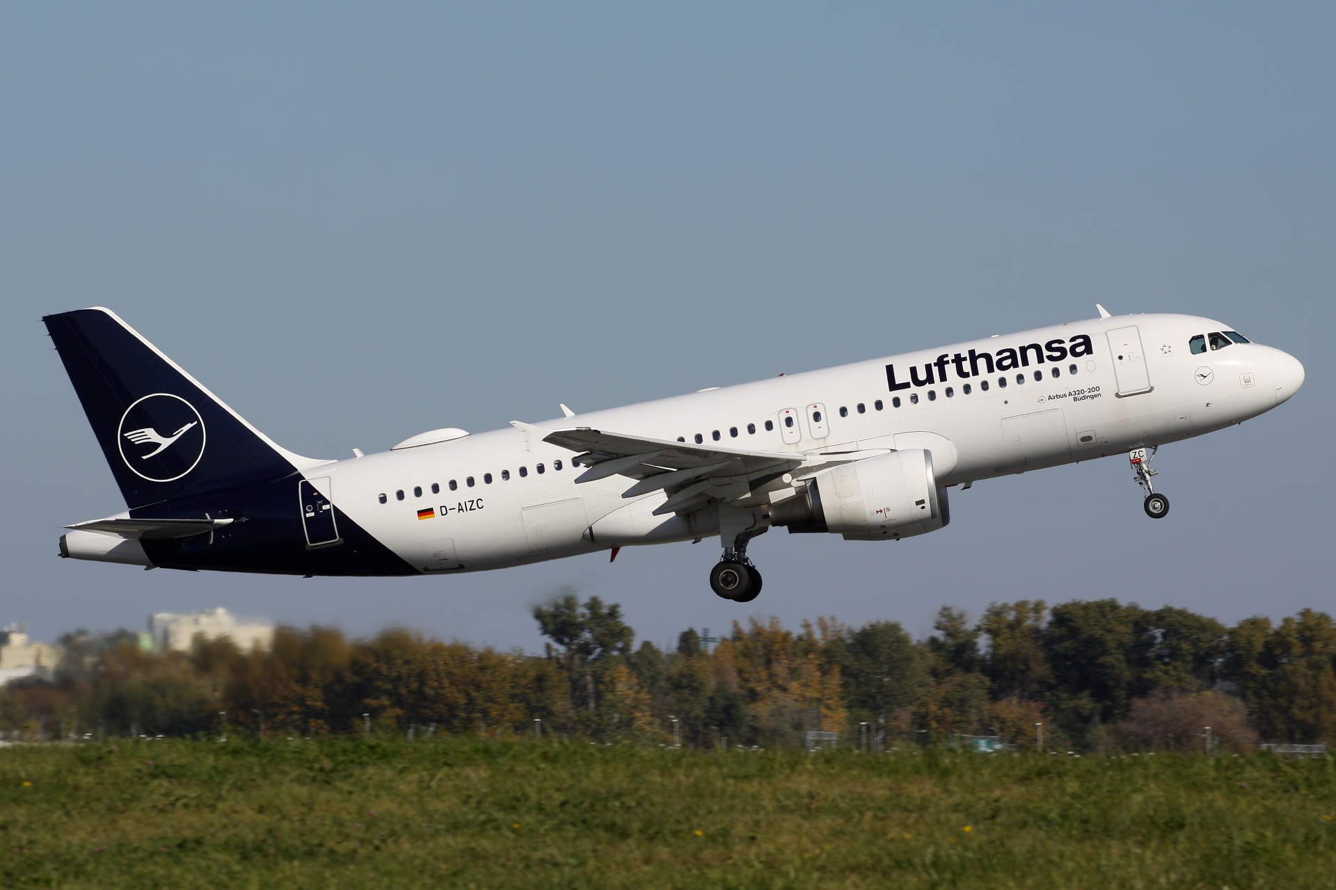 D-AIZC (Aircraft » EPWA Spotting » Airbus A320-200 » Lufthansa)
