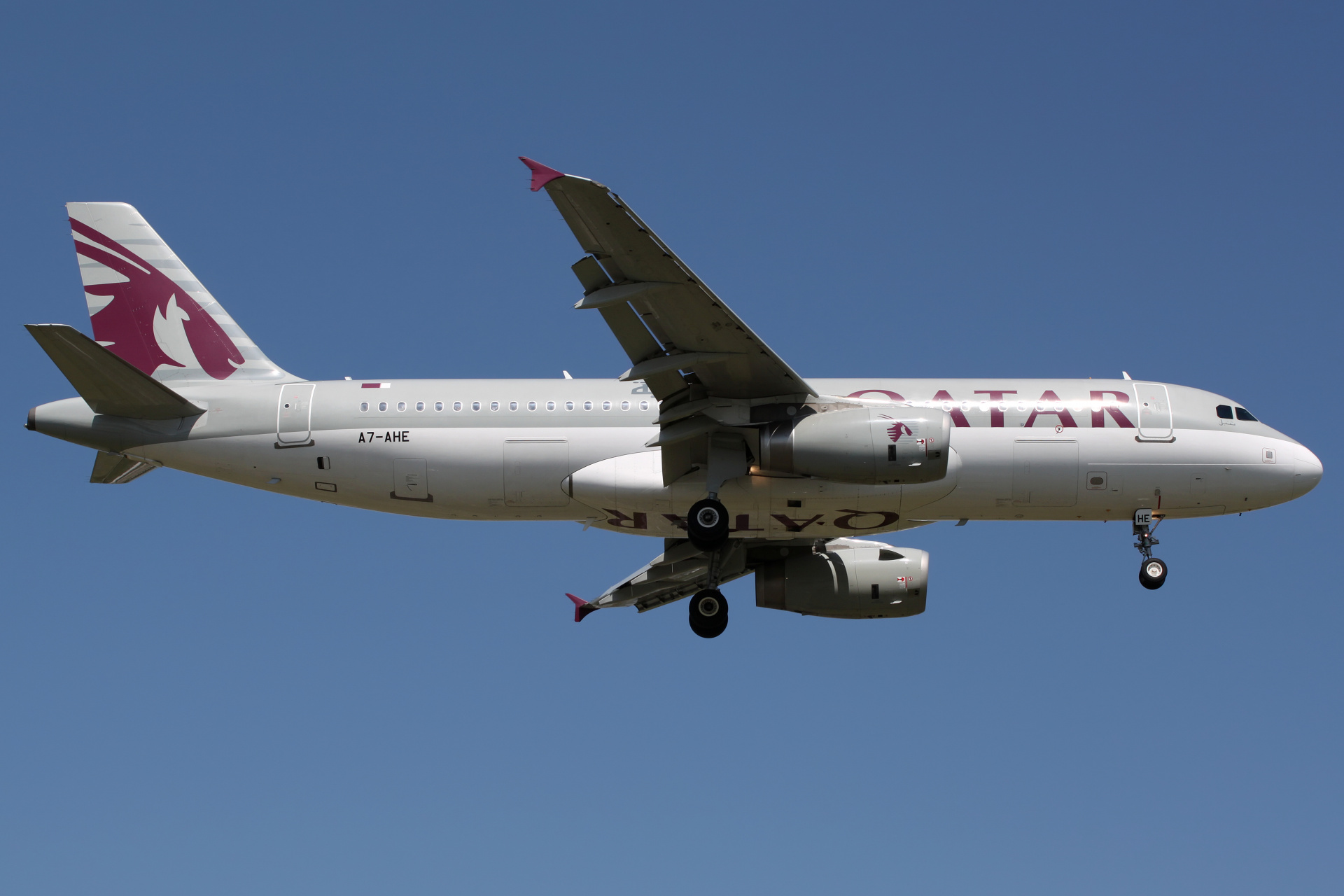 A7-AHE (Aircraft » EPWA Spotting » Airbus A320-200 » Qatar Airways)