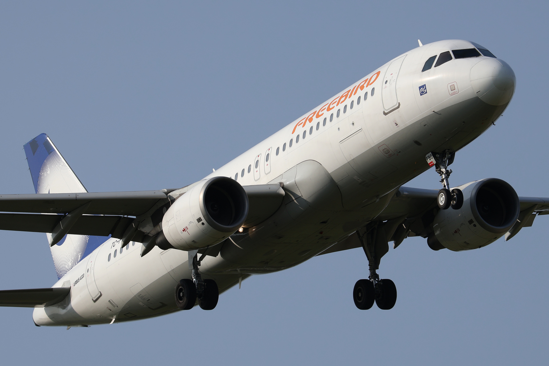 TC-FBO, Freebird Airlines (Samoloty » Spotting na EPWA » Airbus A320-200)