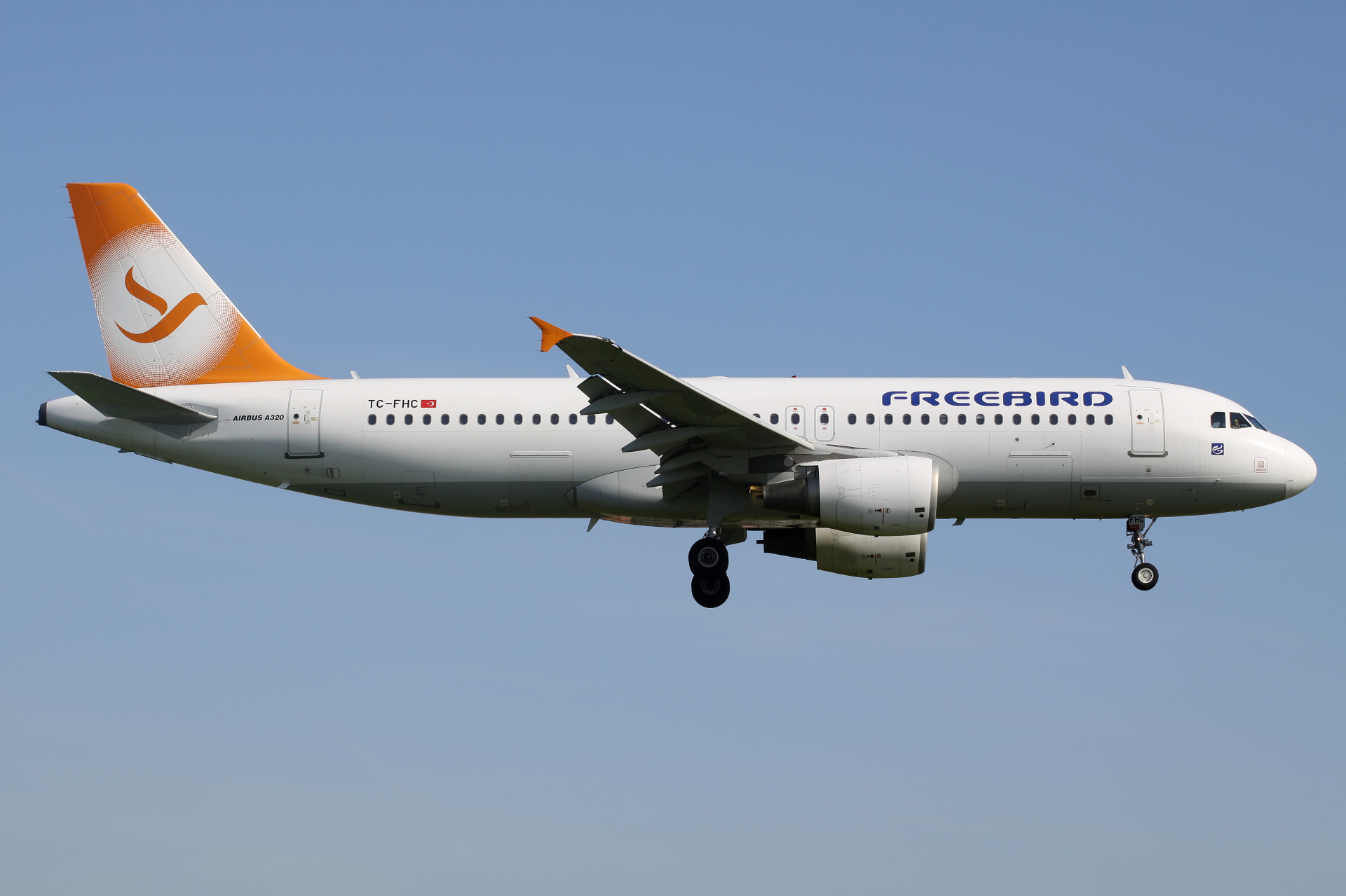 TC-FHC, Freebird Airlines (Samoloty » Spotting na EPWA » Airbus A320-200)