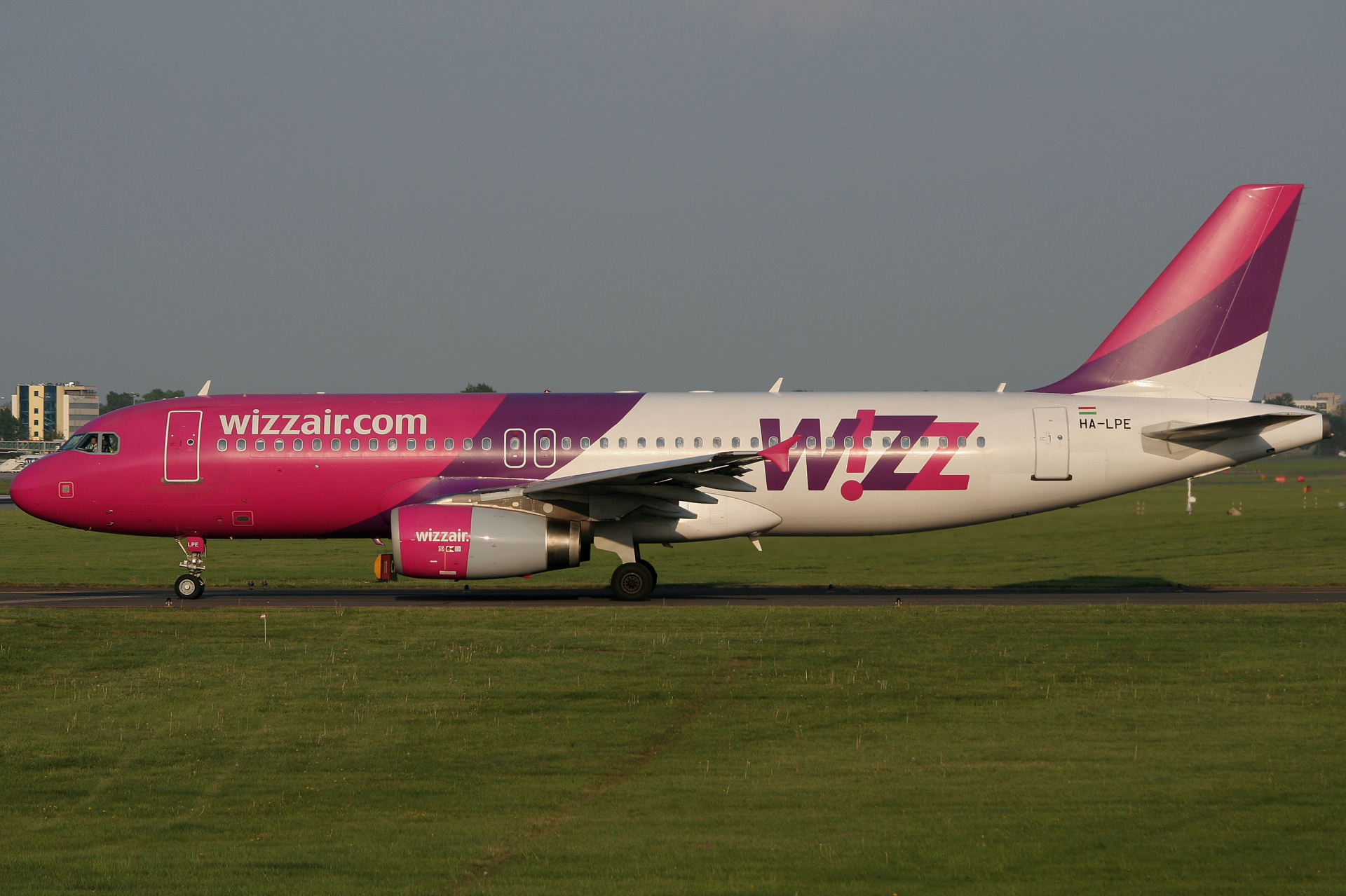 HA-LPE (Samoloty » Spotting na EPWA » Airbus A320-200 » Wizz Air)