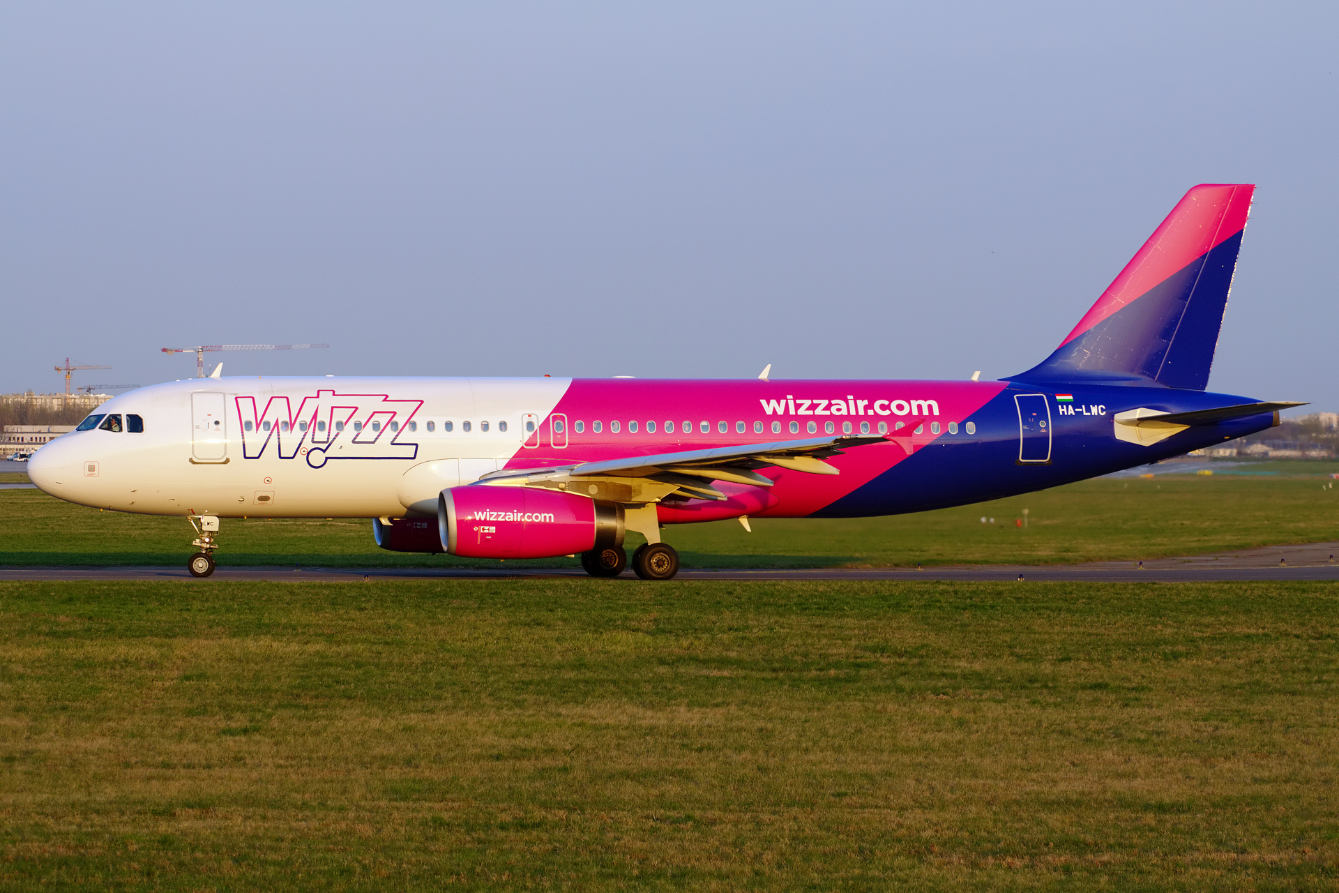 HA-LWC (new livery) (Aircraft » EPWA Spotting » Airbus A320-200 » Wizz Air)