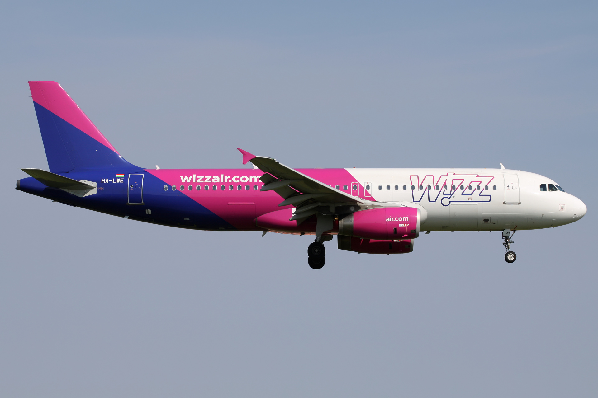 HA-LWE (new livery) (Aircraft » EPWA Spotting » Airbus A320-200 » Wizz Air)
