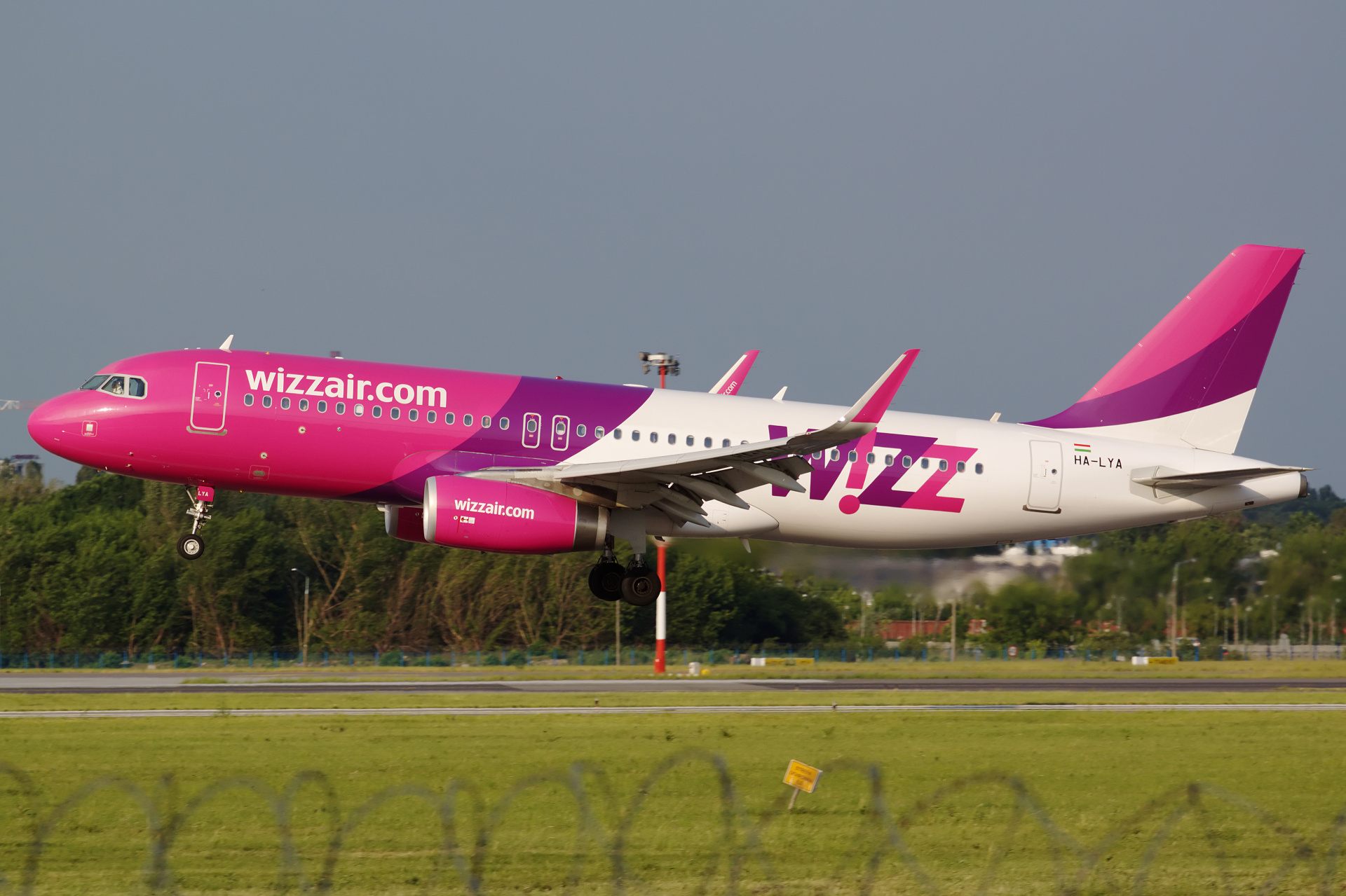 HA-LYA (Aircraft » EPWA Spotting » Airbus A320-200 » Wizz Air)