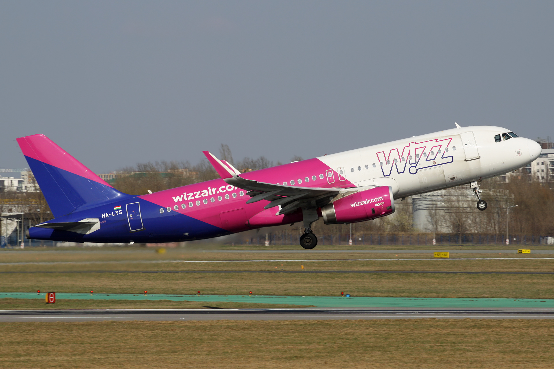 HA-LYS (Aircraft » EPWA Spotting » Airbus A320-200 » Wizz Air)