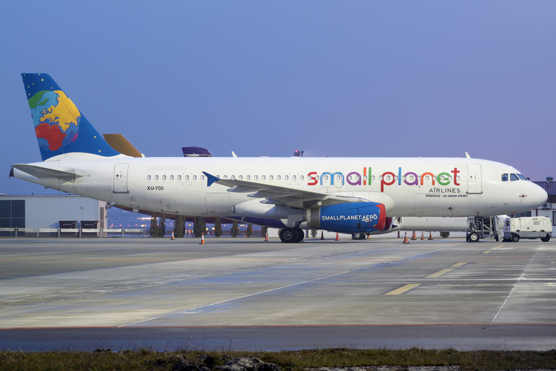 XU-705, Sky Angkor Airlines (Small Planet Airlines) (Samoloty » Spotting na EPWA » Airbus A320-200)