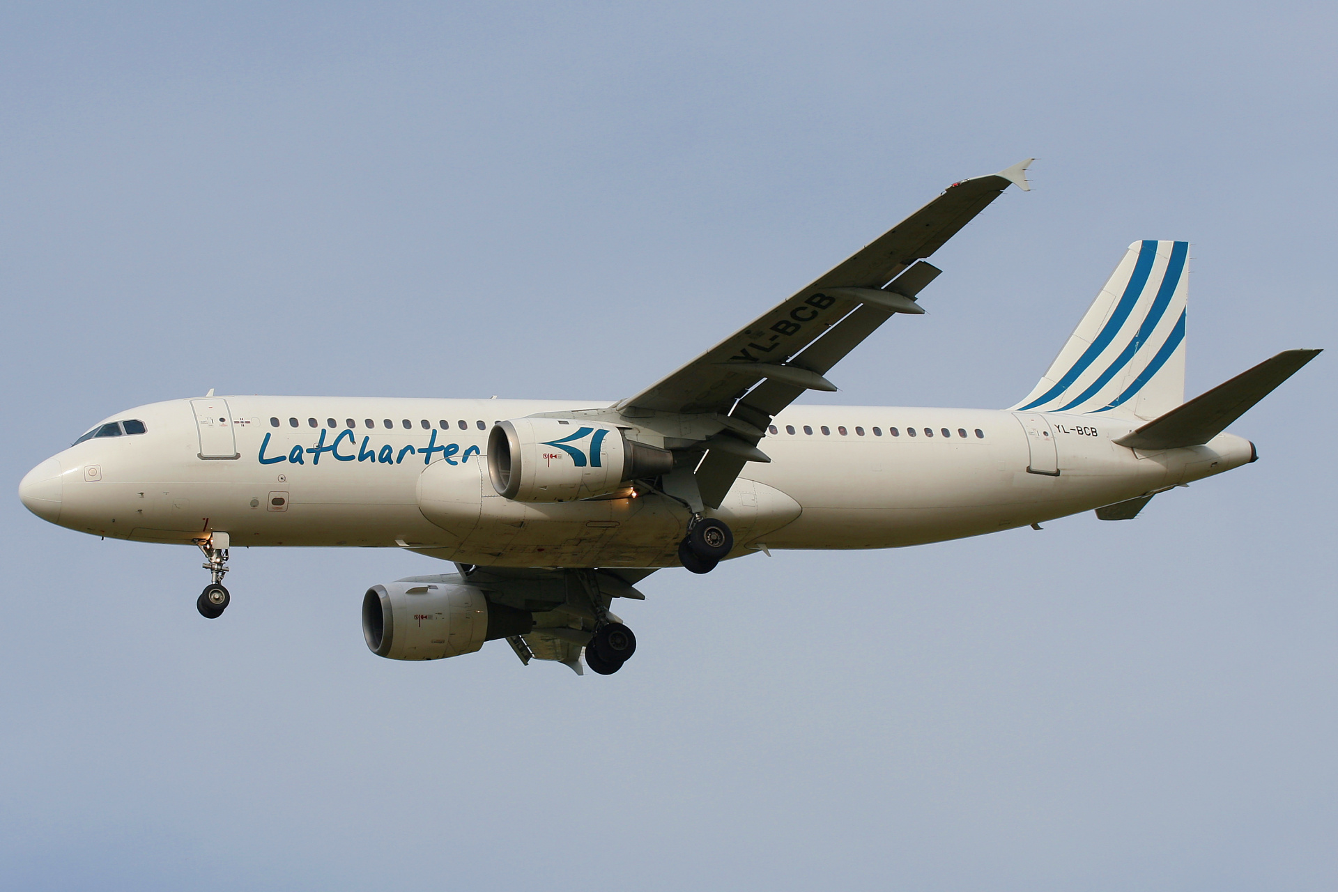 YL-BCB, Lat Charter (Samoloty » Spotting na EPWA » Airbus A320-200)