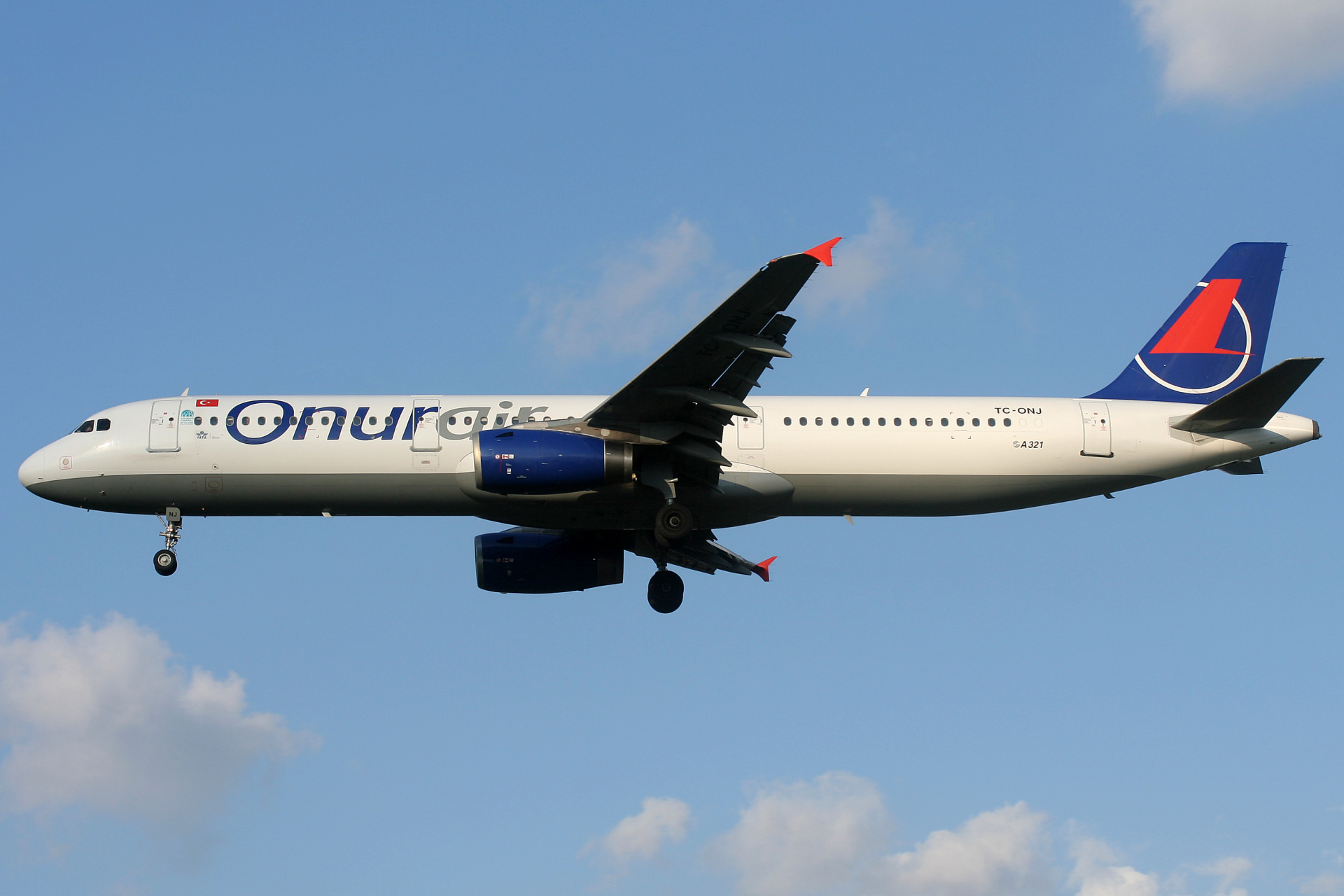 TC-ONJ, Onur Air (Samoloty » Spotting na EPWA » Airbus A321-100)