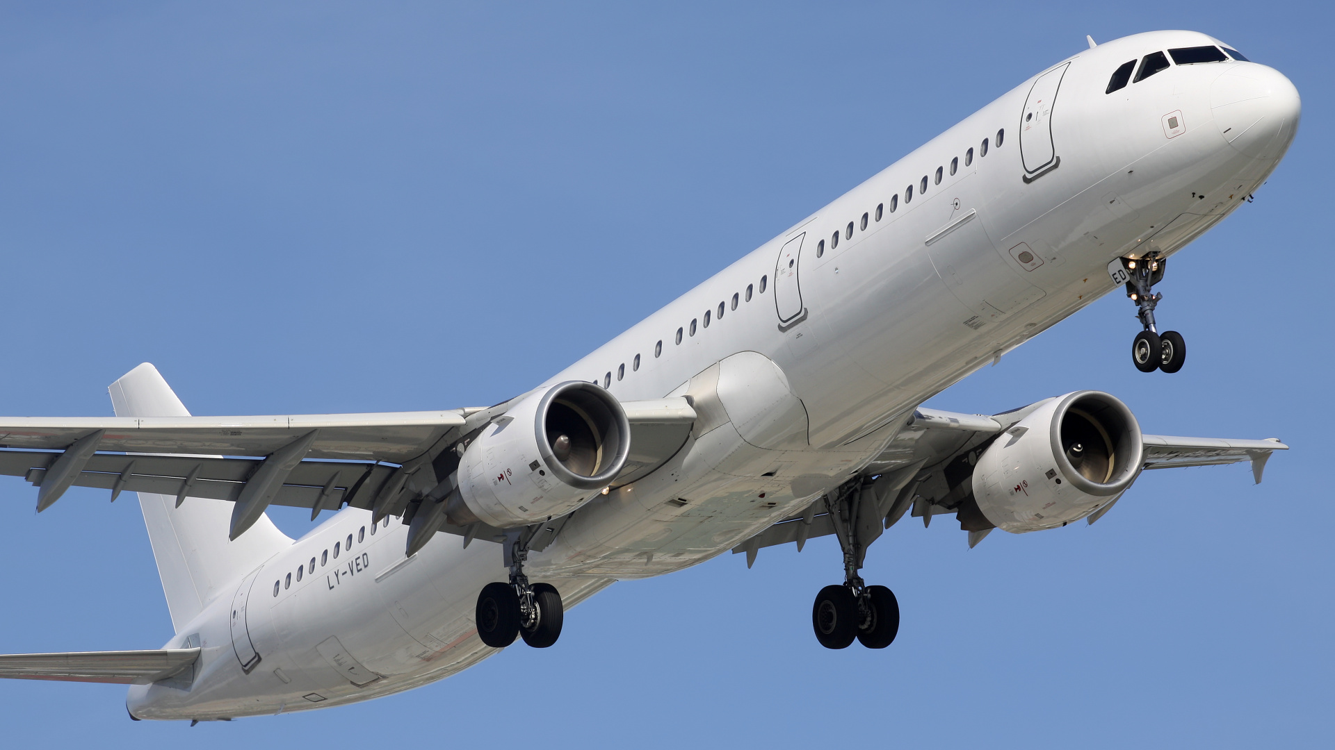 LY-VED, Avion Express (Samoloty » Spotting na EPWA » Airbus A321-200)