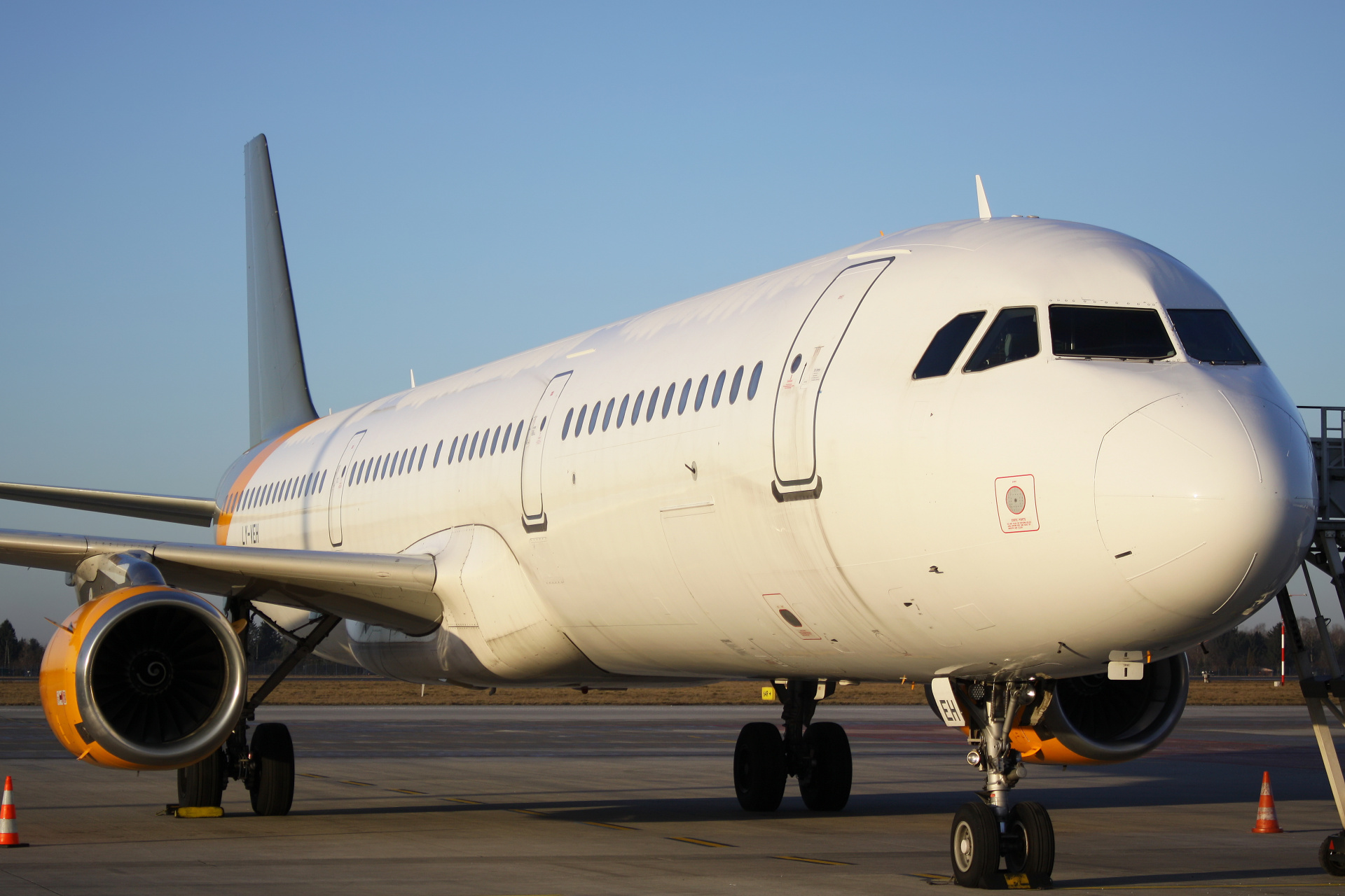 LY-VEH, Avion Express (Samoloty » Spotting na EPWA » Airbus A321-200)