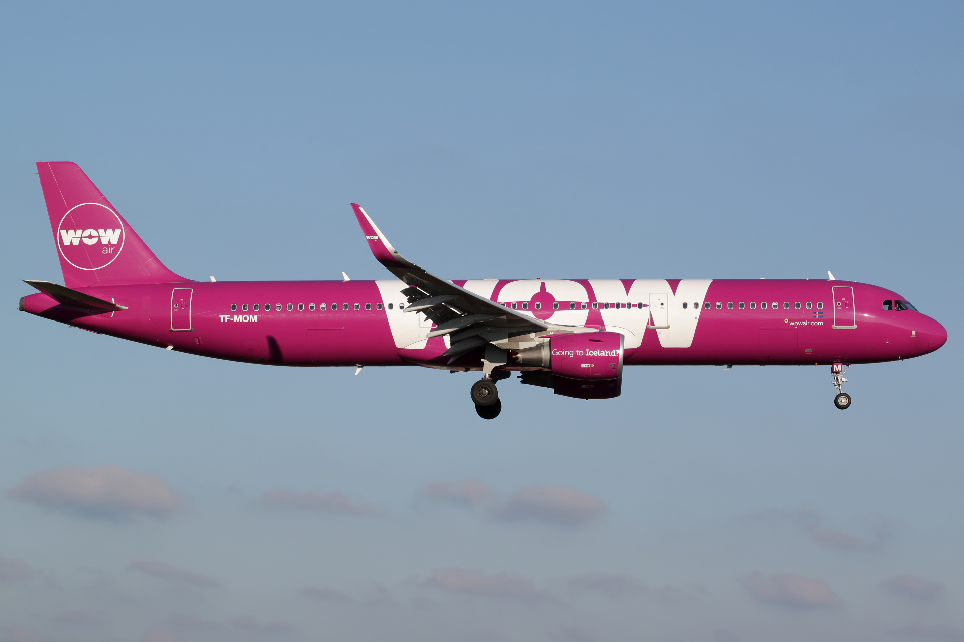 TF-MOM, WOW Air (Samoloty » Spotting na EPWA » Airbus A321-200)