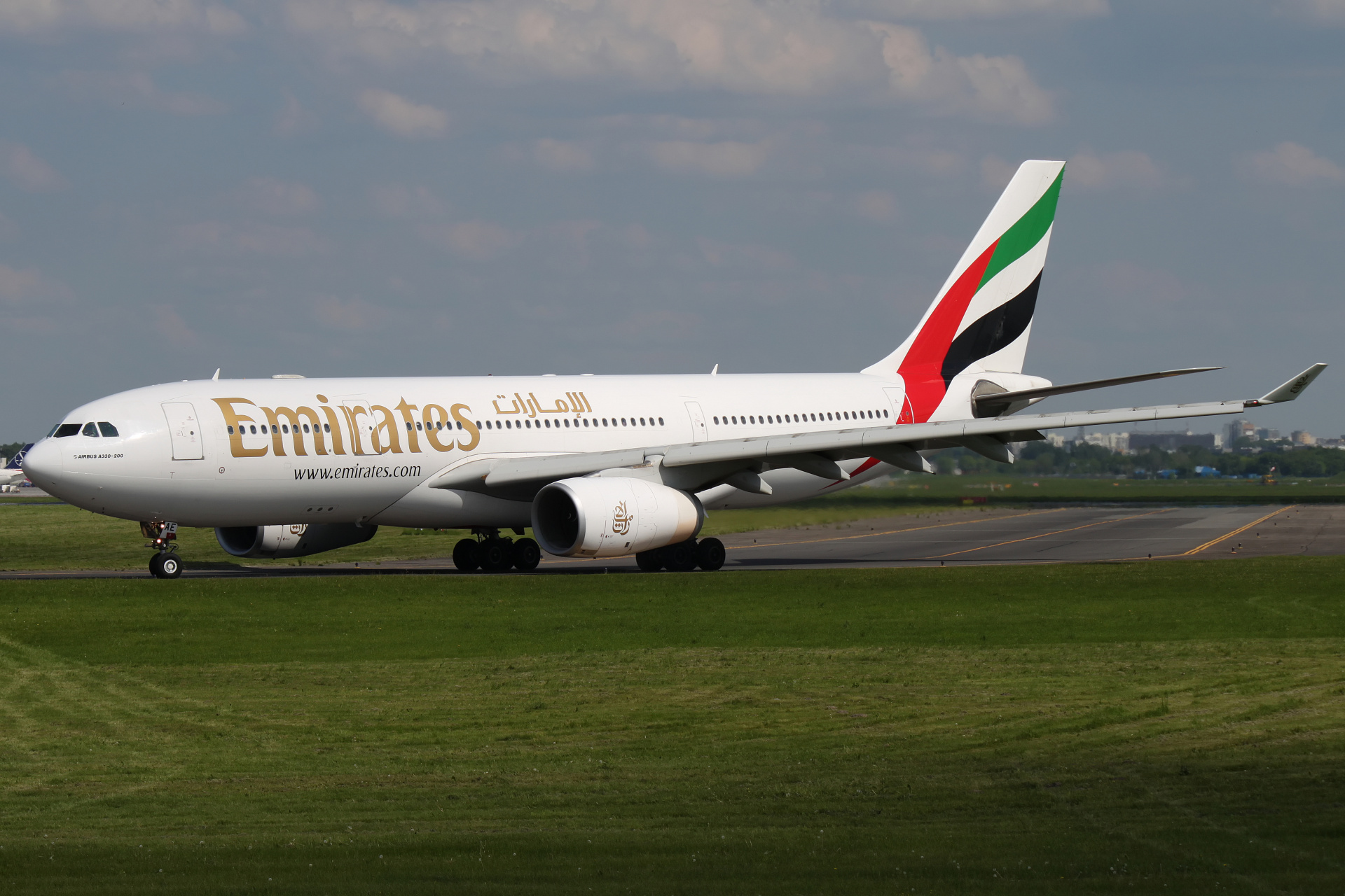 A6-EAE (Aircraft » EPWA Spotting » Airbus A330-200 » Emirates)