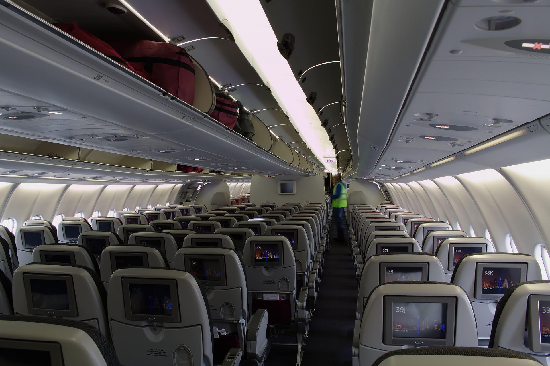 A7-ACG - kabina klasy ekonomicznej (Samoloty » Spotting na EPWA » Airbus A330-200 » Qatar Airways)