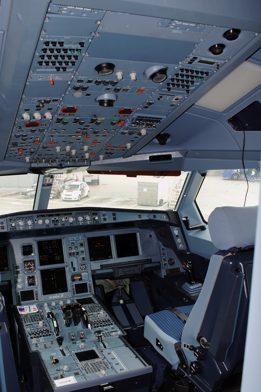 A7-ACG - kokpit (Samoloty » Spotting na EPWA » Airbus A330-200 » Qatar Airways)