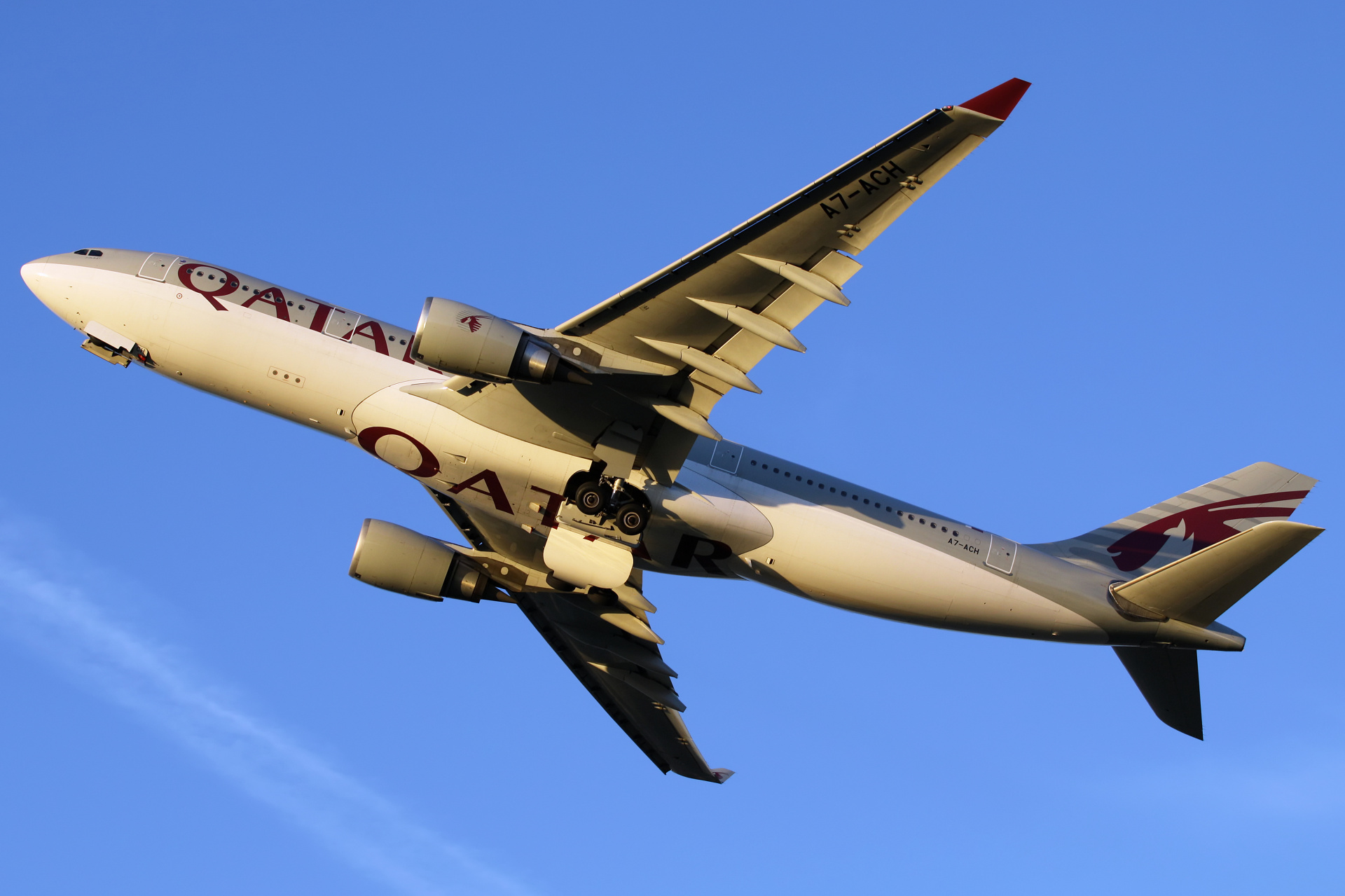 A7-ACH (Aircraft » EPWA Spotting » Airbus A330-200 » Qatar Airways)