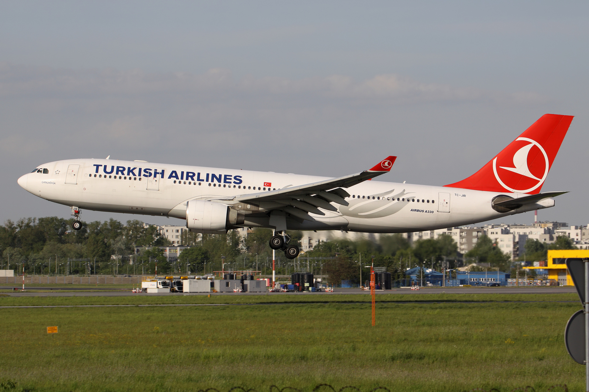 TC-JIR, THY Turkish Airlines (Samoloty » Spotting na EPWA » Airbus A330-200)