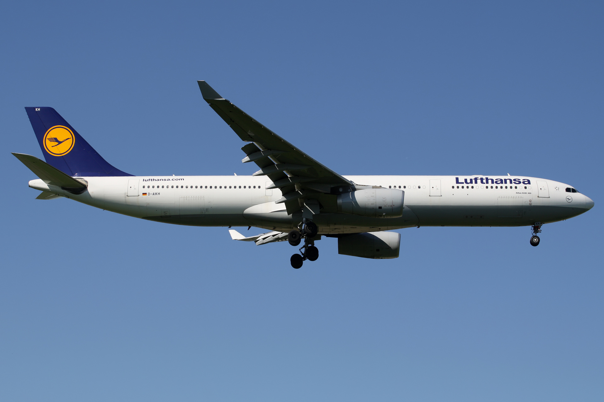D-AIKH, Lufthansa (Samoloty » Spotting na EPWA » Airbus A330-300)