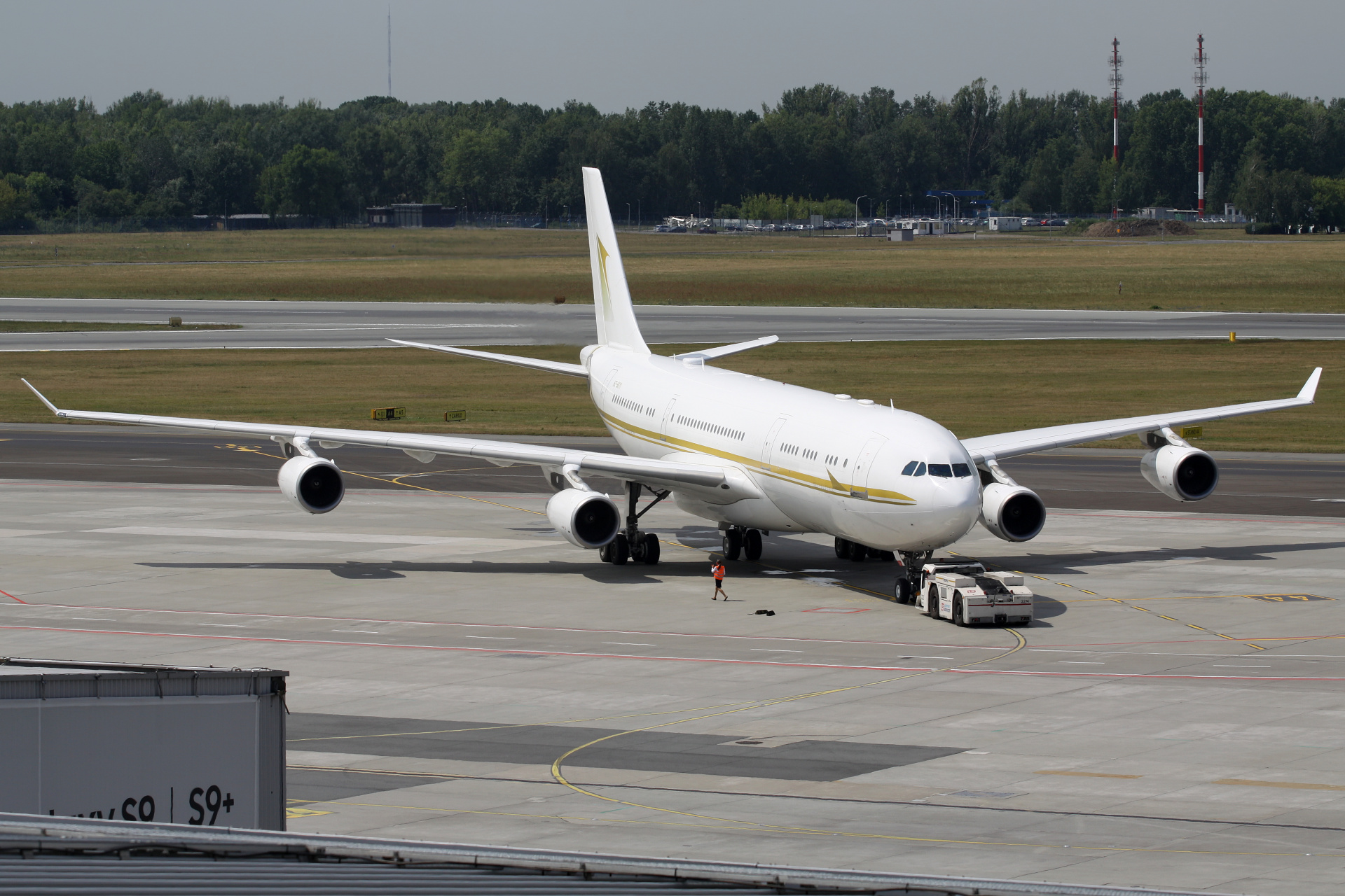 HZ-SKY1, Sky Prime Aviation Services (Samoloty » Spotting na EPWA » Airbus A340-200)
