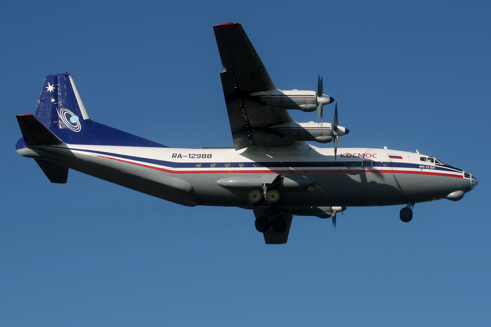 An-12BP, RA-12988, Kosmos (Aircraft » EPWA Spotting » Antonov An-12)