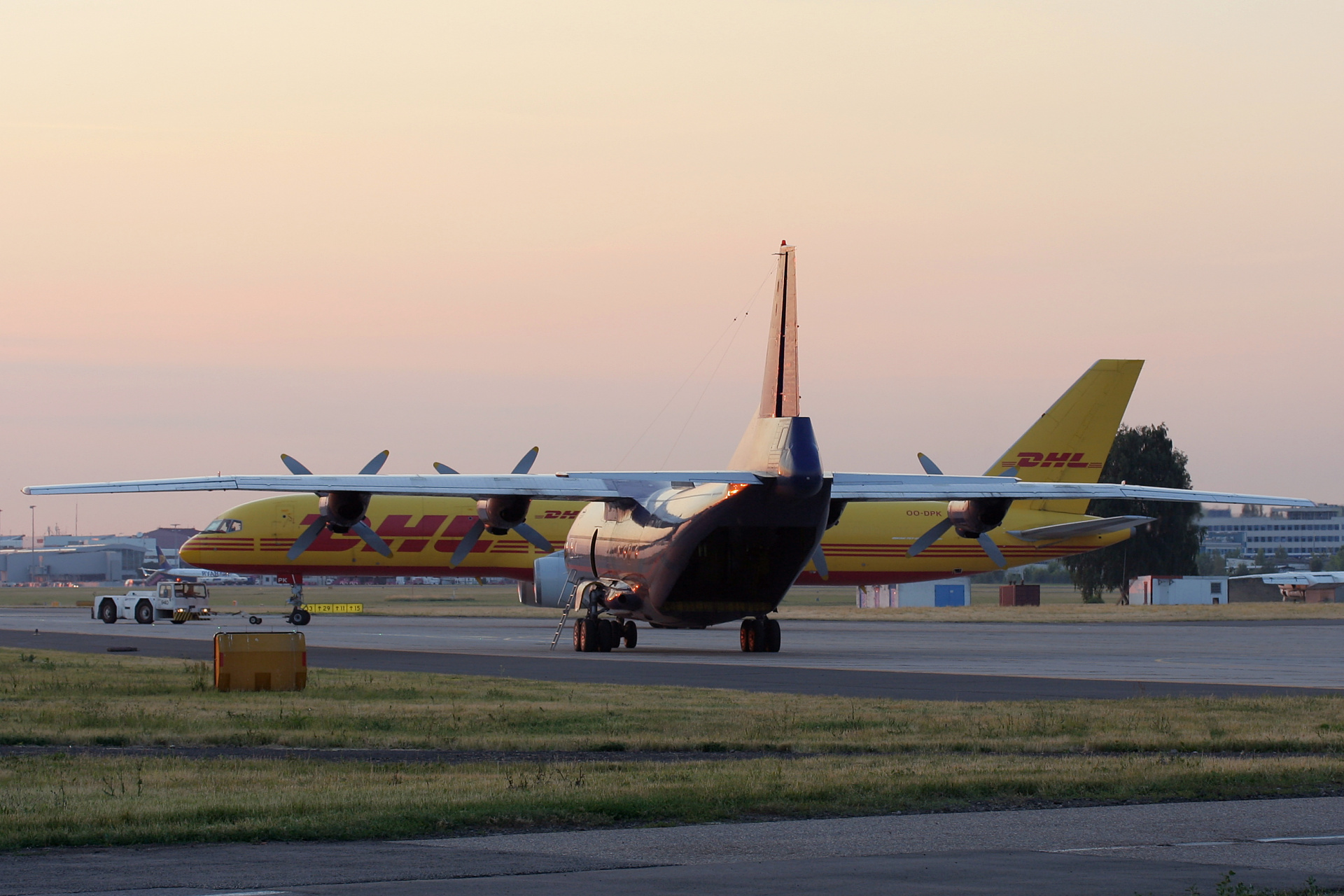UR-CGV, Meridian Airlines (Samoloty » Spotting na EPWA » Antonow An-12)
