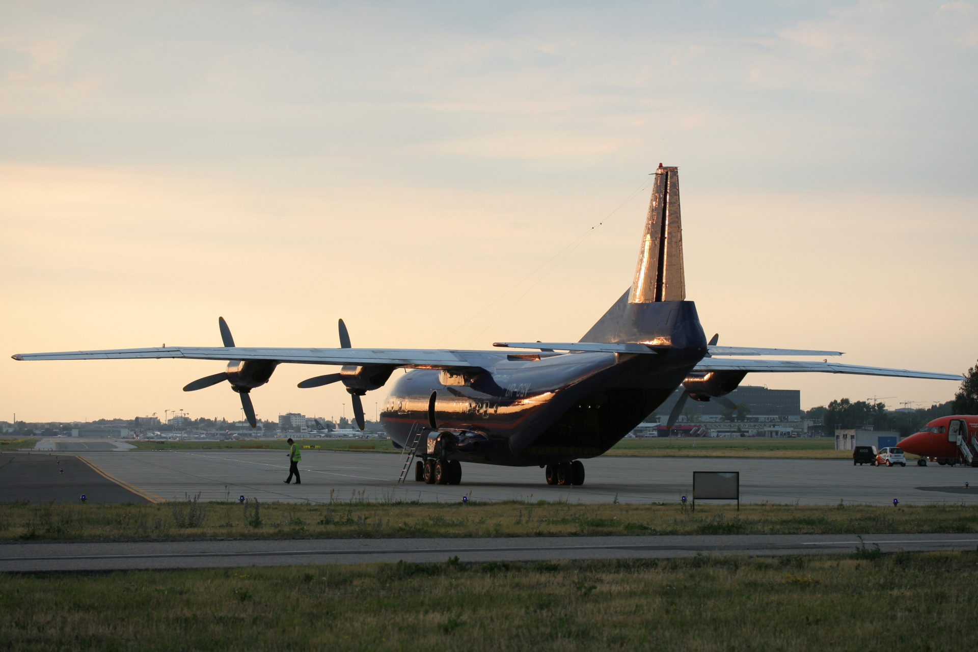 UR-CGV, Meridian Airlines (Aircraft » EPWA Spotting » Antonov An-12)