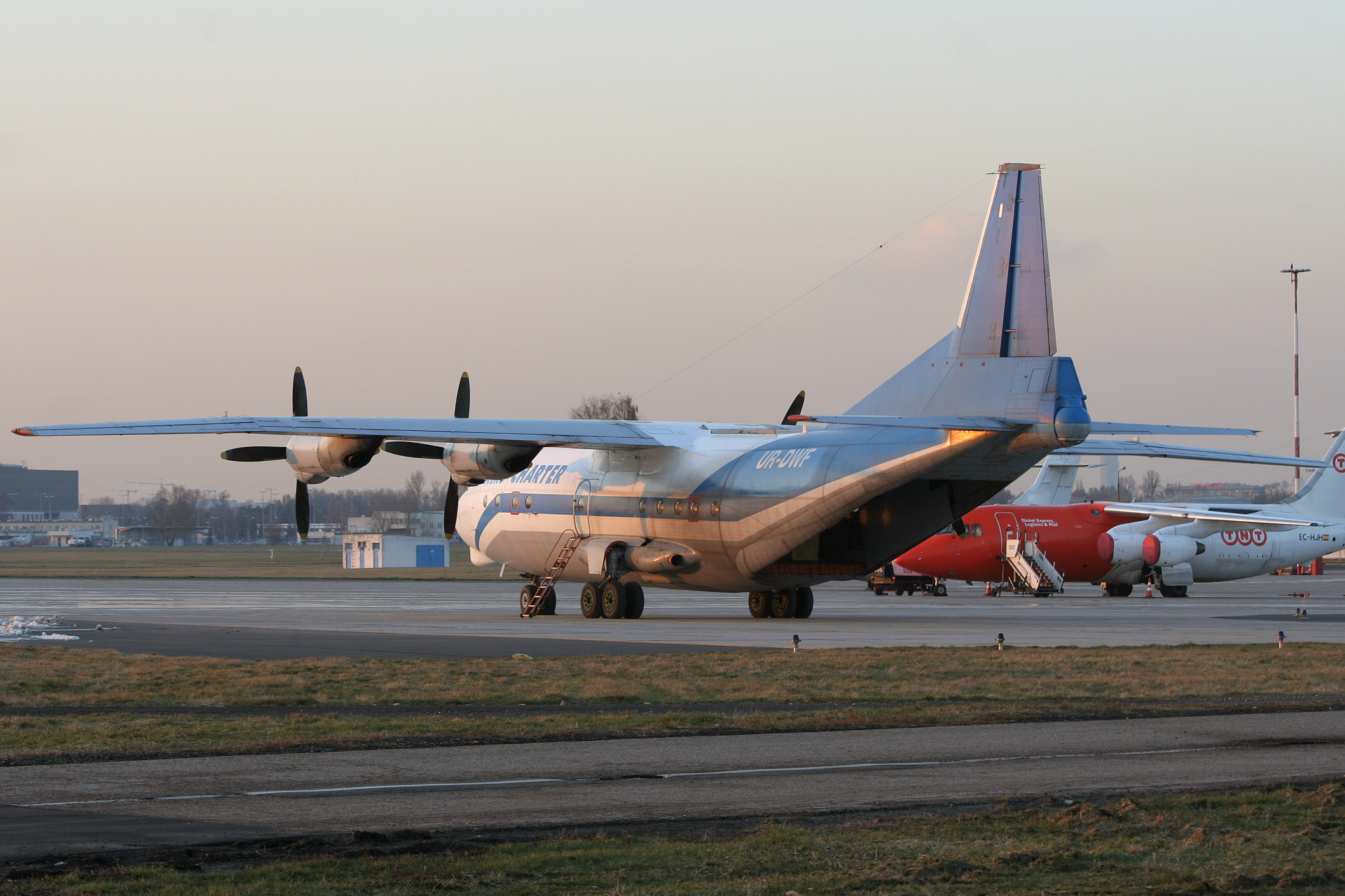 UR-DWF, Aero Charter (Samoloty » Spotting na EPWA » Antonow An-12)