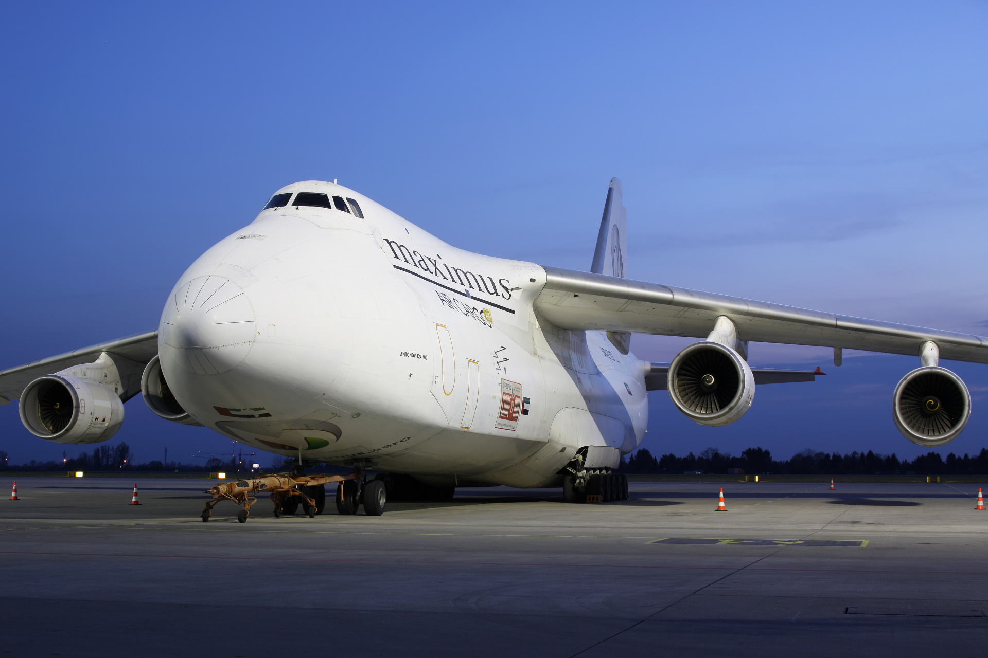 UR-ZYD, Maximus Air Cargo (Samoloty » Spotting na EPWA » Antonow An-124-100 Rusłan)