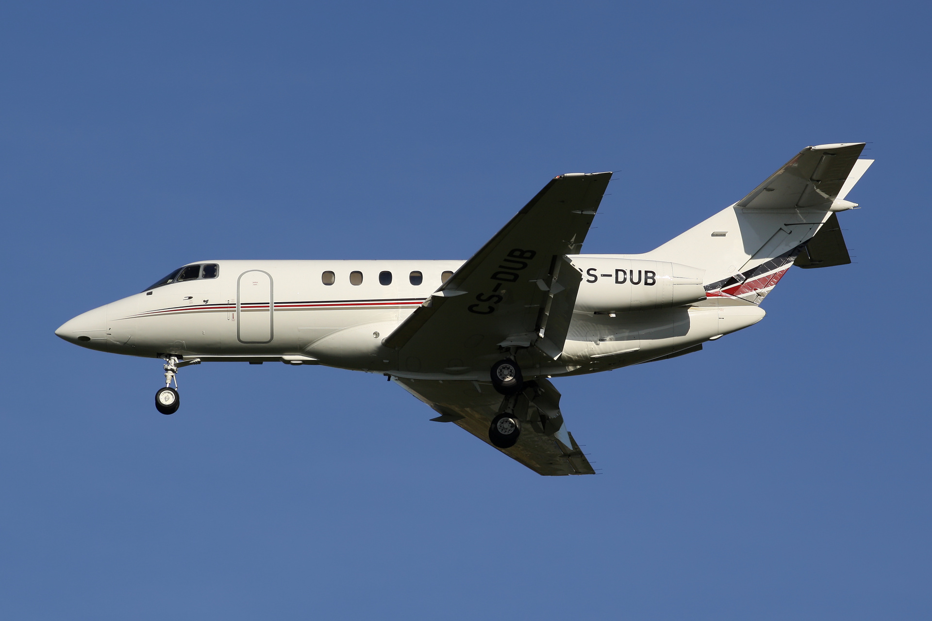 CS-DUB, NetJets Europe (new livery) (Aircraft » EPWA Spotting » BAe 125 and revisions » Raytheon Hawker 750)