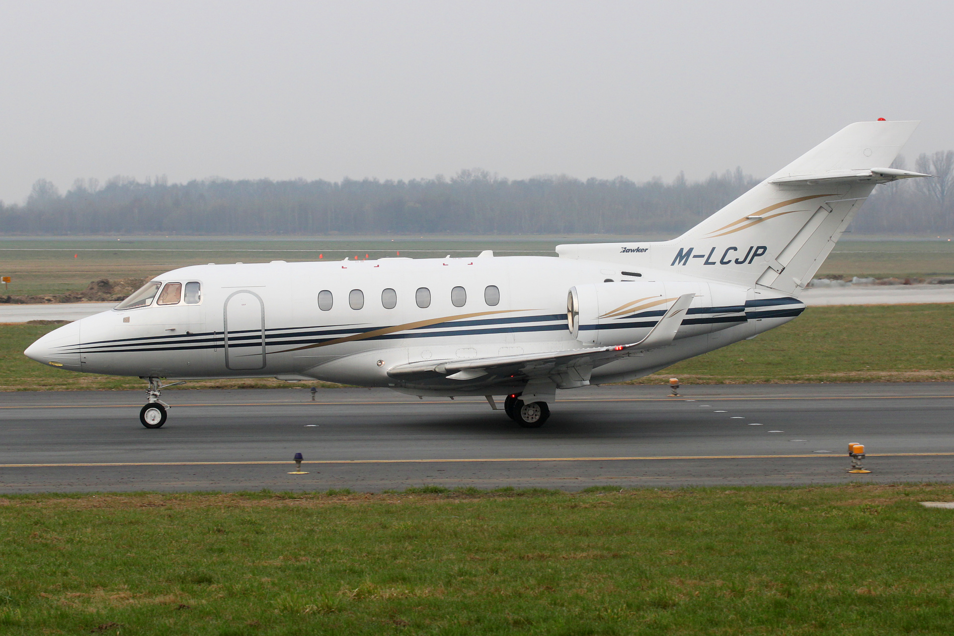M-LCJP, LC Corp (Aircraft » EPWA Spotting » BAe 125 and revisions » Raytheon Hawker 900XP)