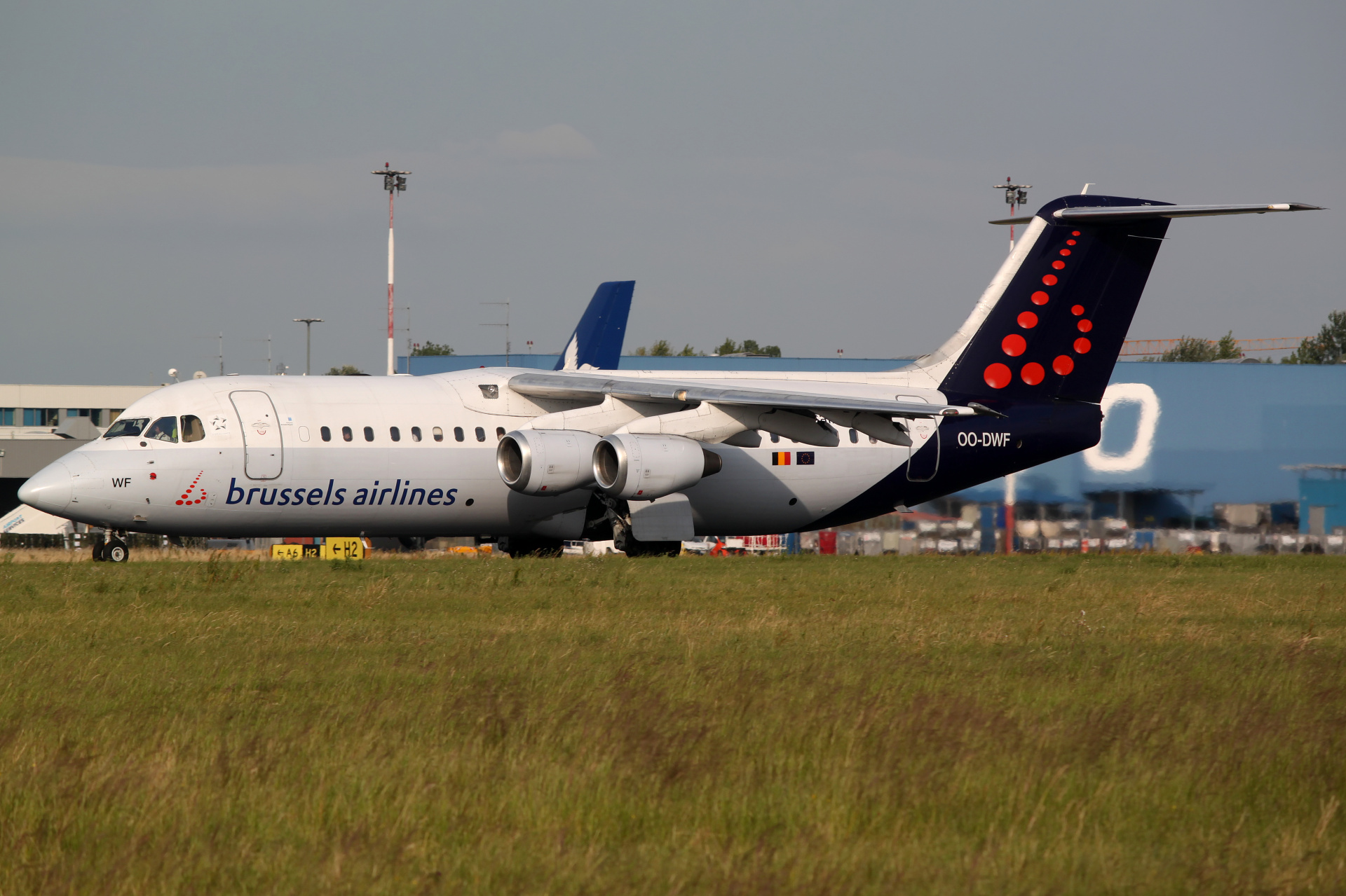 OO-DWF (Aircraft » EPWA Spotting » BAe 146 and revisions » Avro RJ100 » Brussels Airlines)