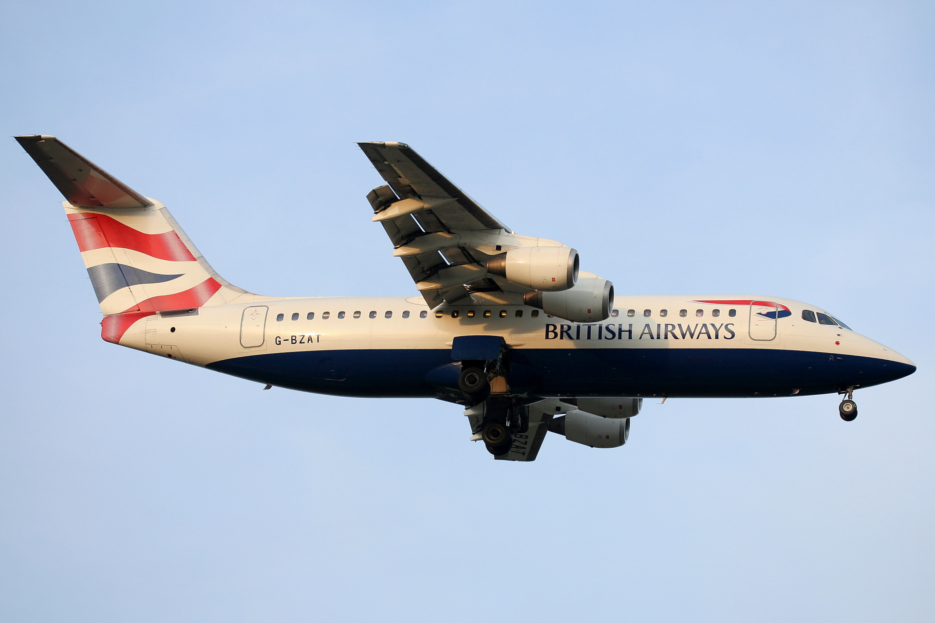 G-BZAT, British Airways (Samoloty » Spotting na EPWA » BAe 146 i pochodne wersje » Avro RJ100)