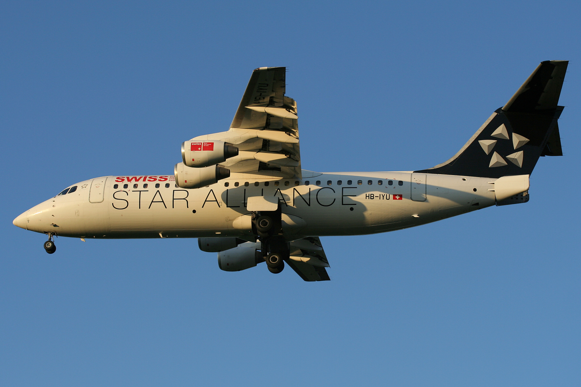 HB-IYU (Star Alliance livery) (Aircraft » EPWA Spotting » BAe 146 and revisions » Avro RJ100 » Swiss Global Air Lines)