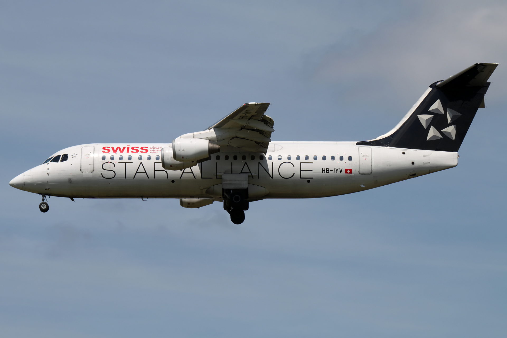 HB-IYV (malowanie Star Alliance) (Samoloty » Spotting na EPWA » BAe 146 i pochodne wersje » Avro RJ100 » Swiss Global Air Lines)