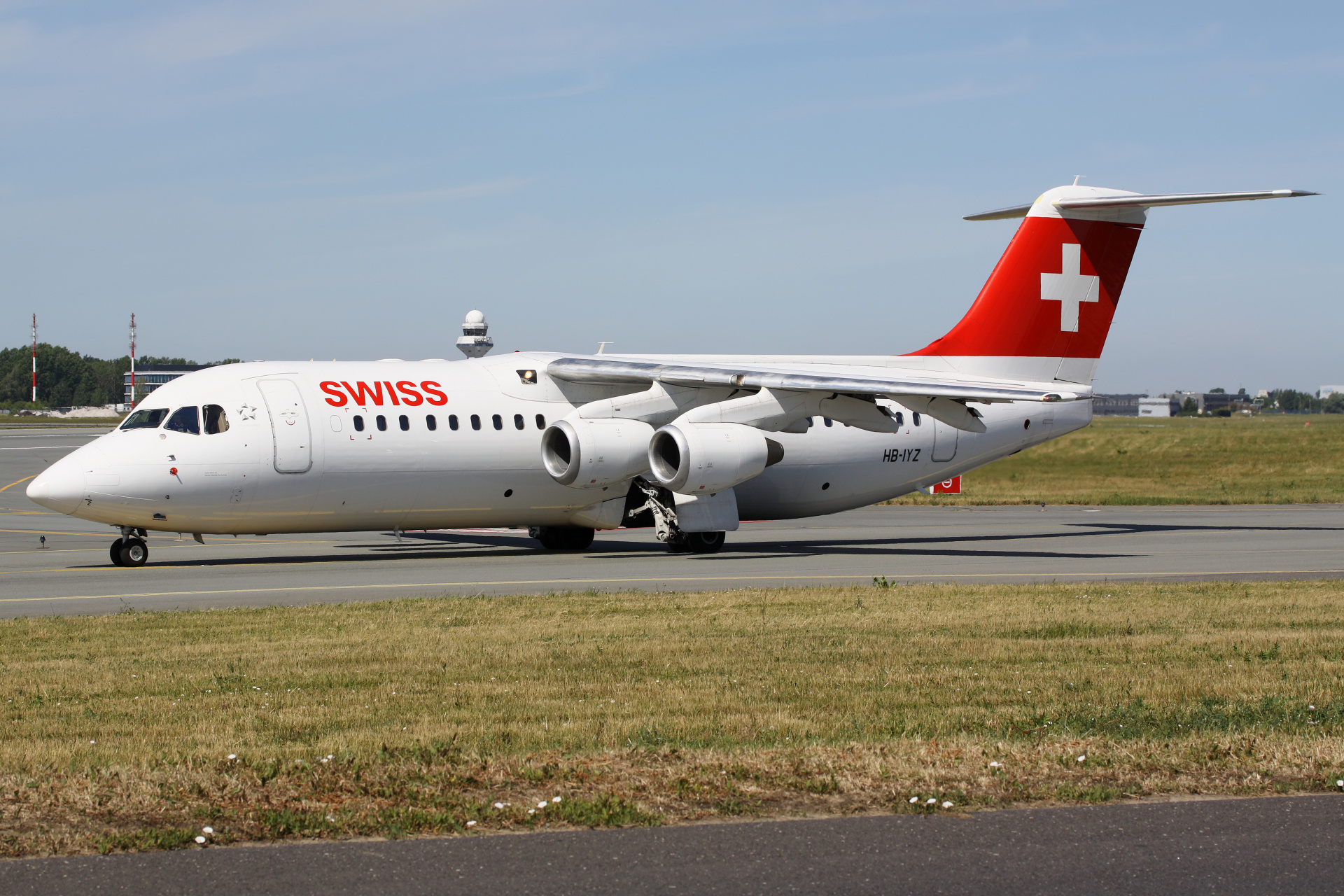 HB-IYZ (Aircraft » EPWA Spotting » BAe 146 and revisions » Avro RJ100 » Swiss Global Air Lines)