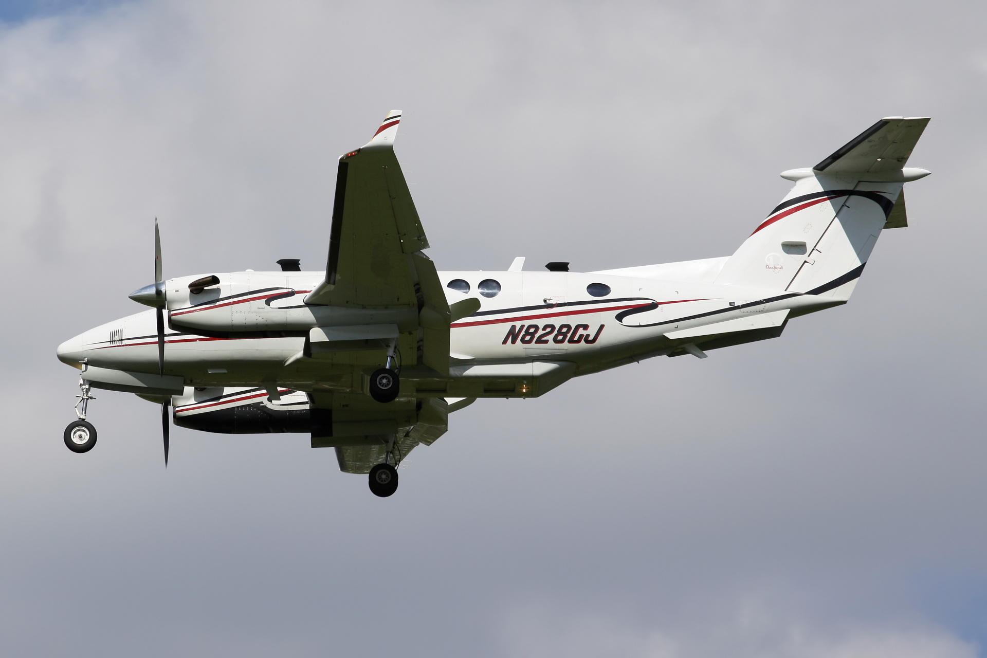 350, N828CJ, Lasai Aviation (Samoloty » Spotting na EPWA » Beechcraft King Air)