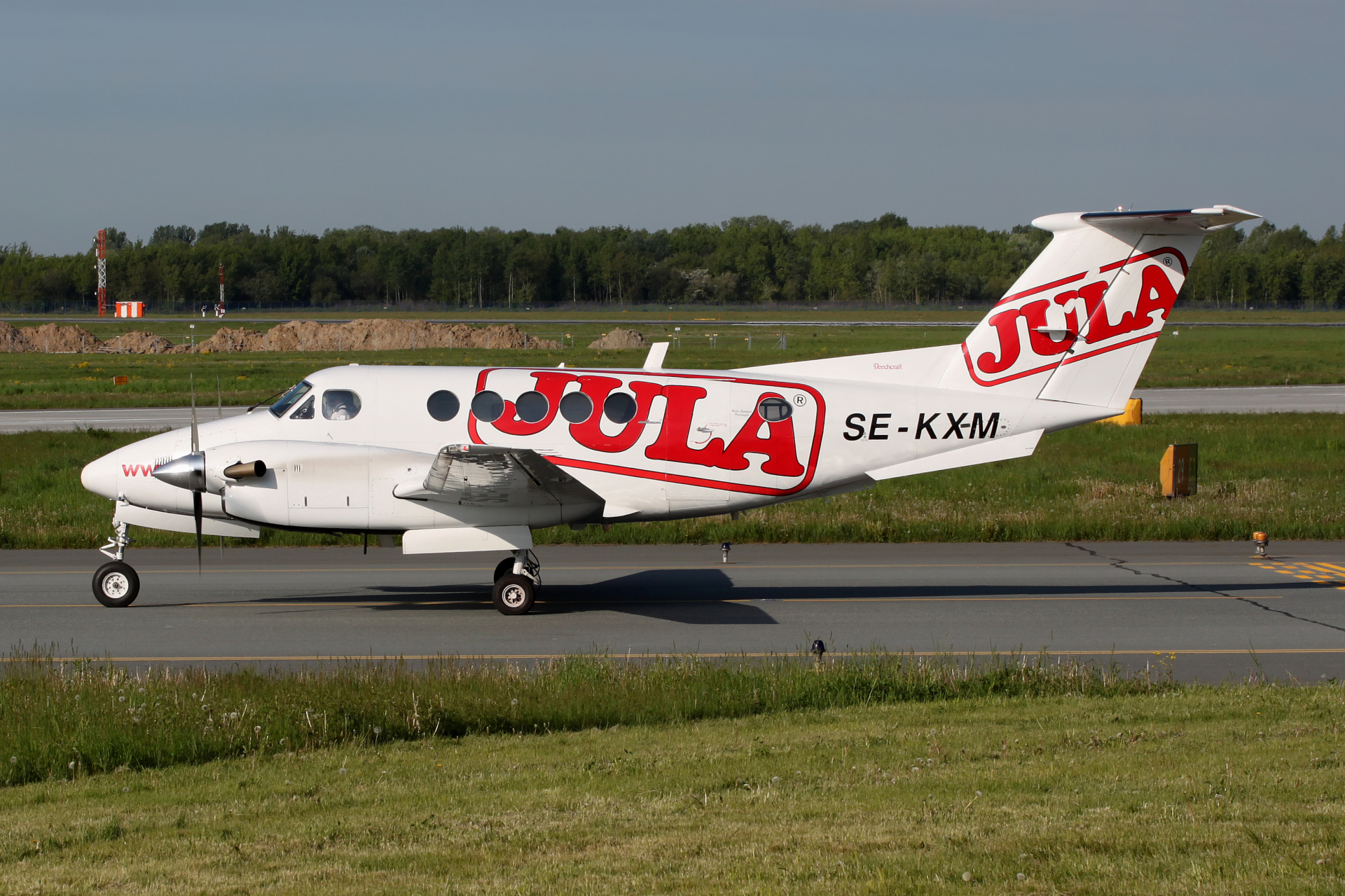 B200, SE-KXM, Jula Postorder (Aircraft » EPWA Spotting » Beechcraft King Air)
