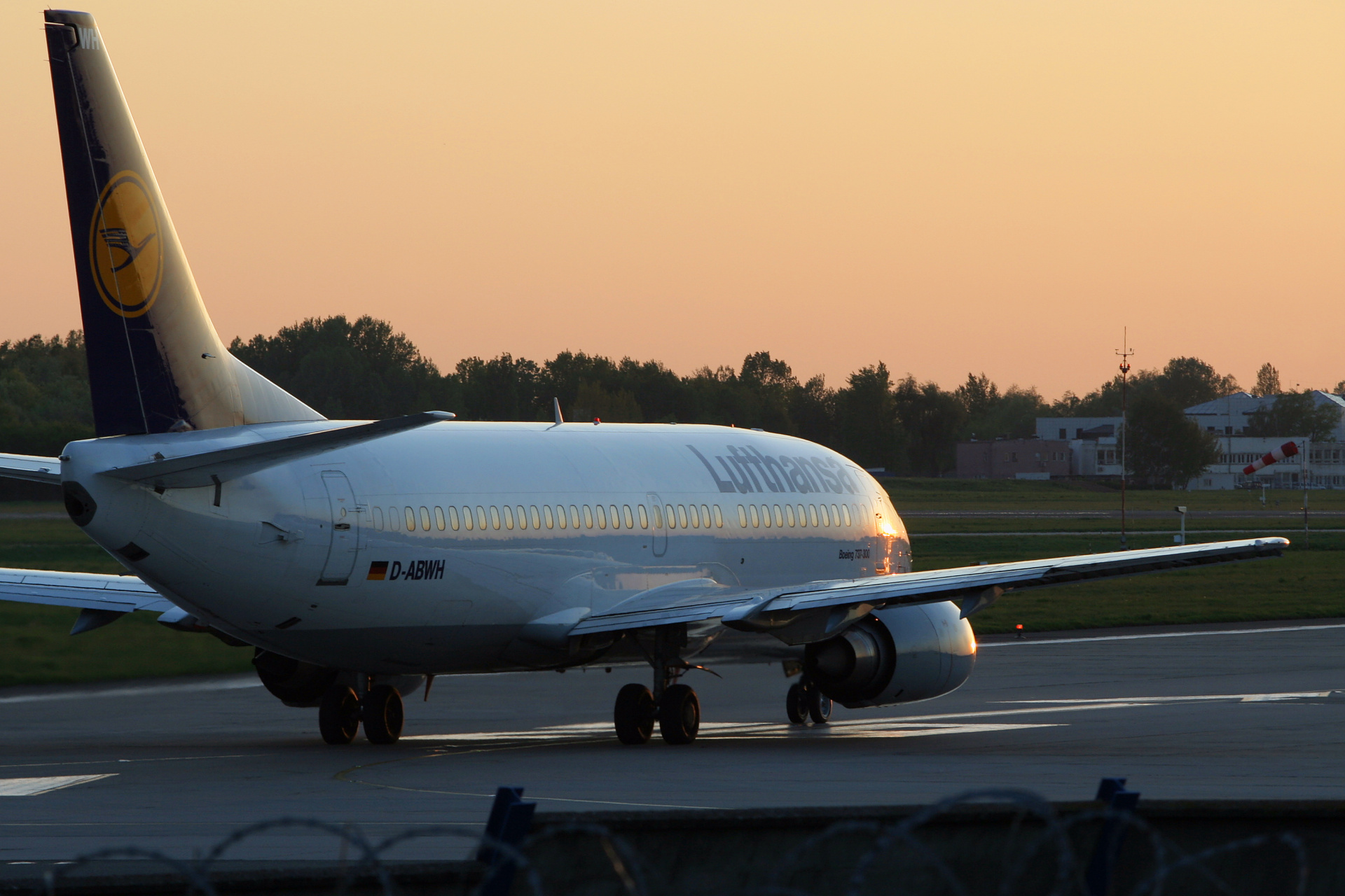 D-ABWH (Samoloty » Spotting na EPWA » Boeing 737-300 » Lufthansa)