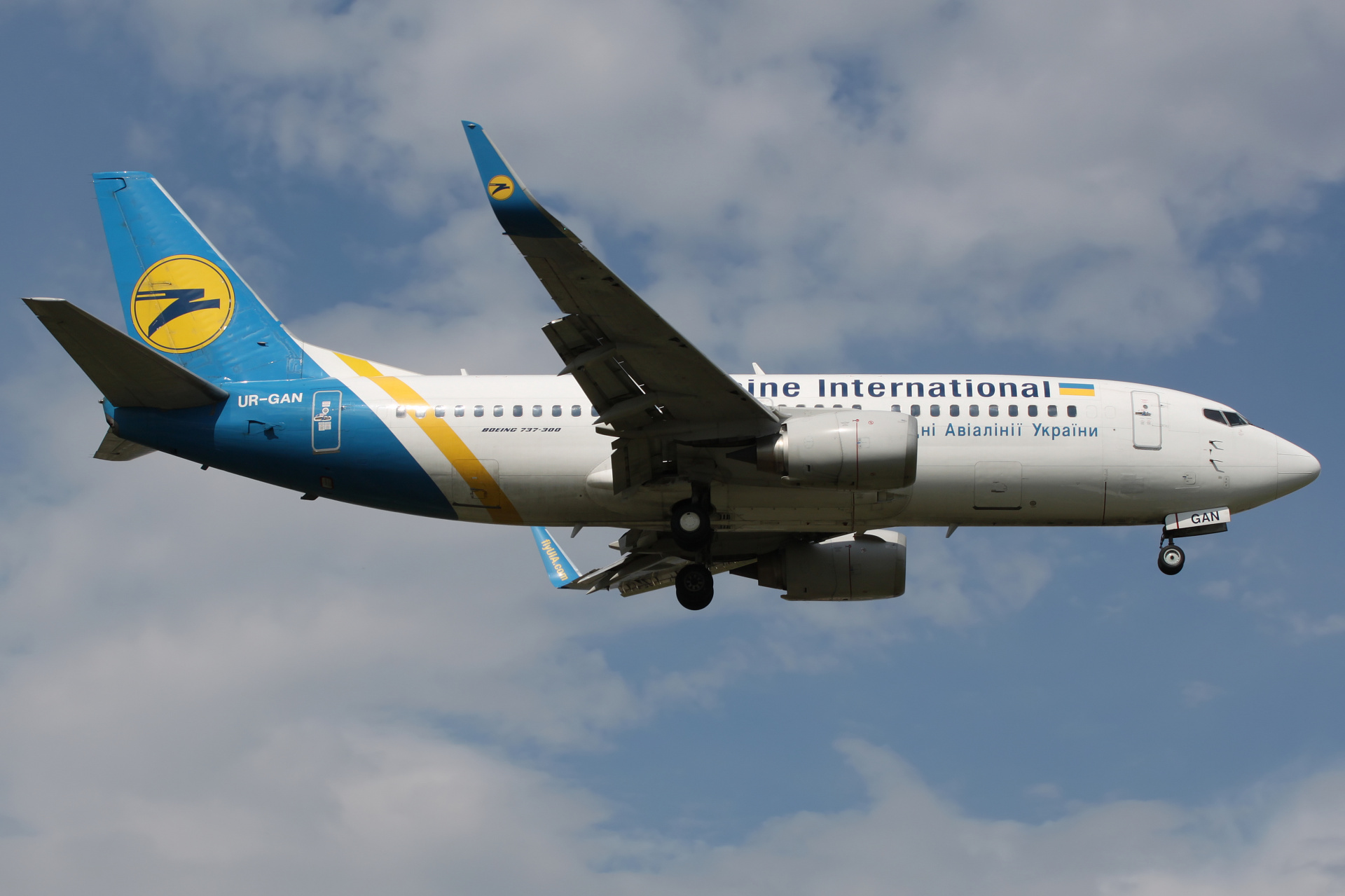 UR-GAN, Ukraine International Airlines (Samoloty » Spotting na EPWA » Boeing 737-300)