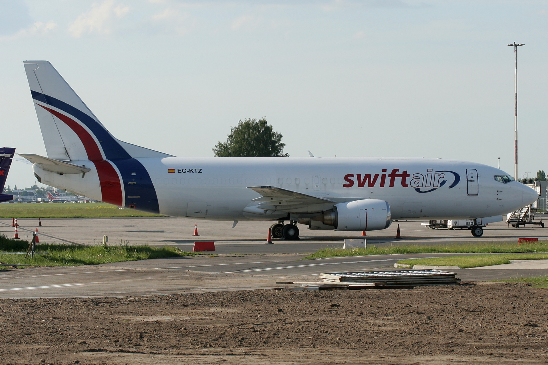 BDSF, EC-KTZ, SwiftAir (Samoloty » Spotting na EPWA » Boeing 737-300F)