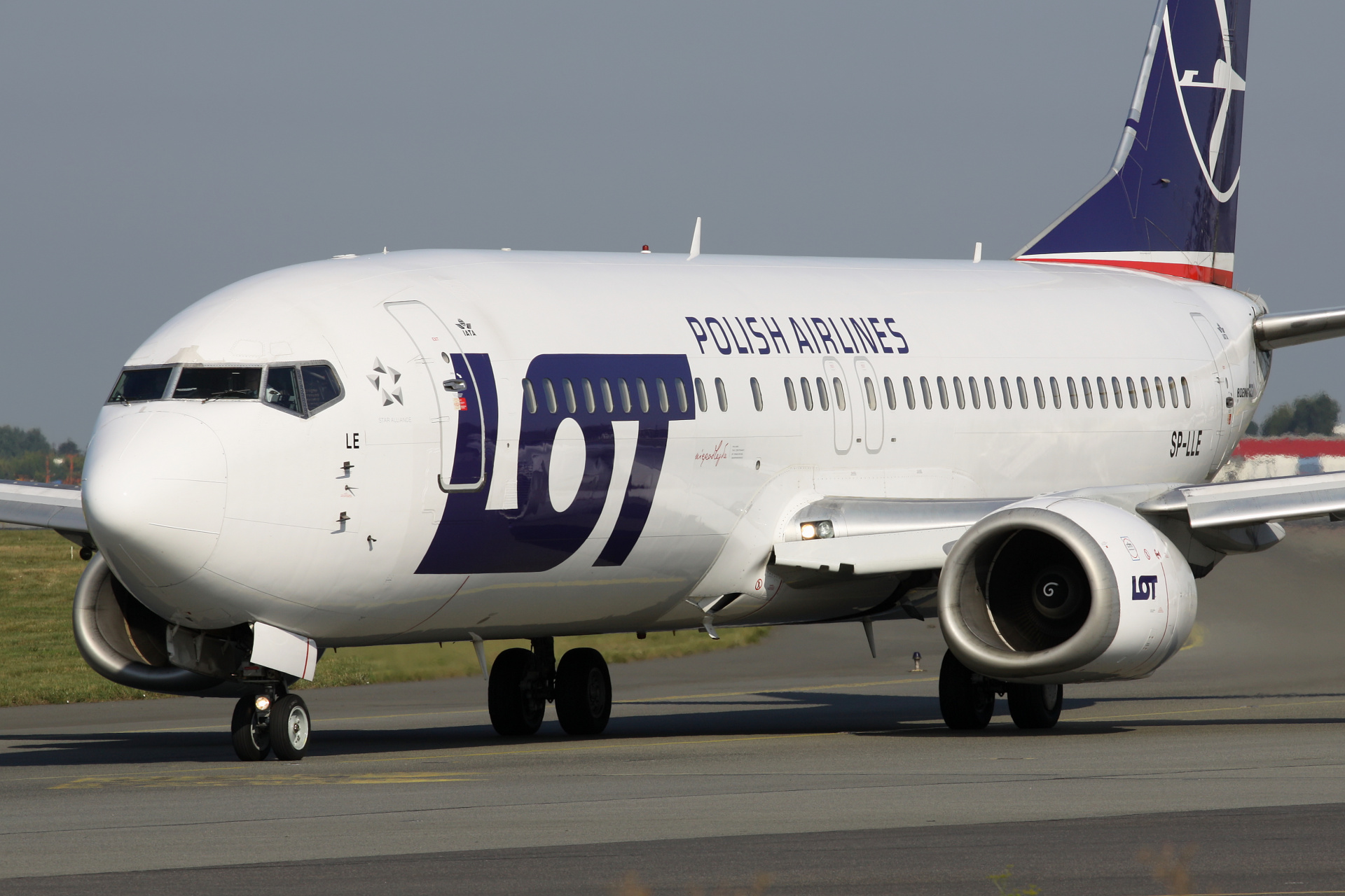SP-LLE (Niepodległa sticker) (Aircraft » EPWA Spotting » Boeing 737-400 » LOT Polish Airlines)