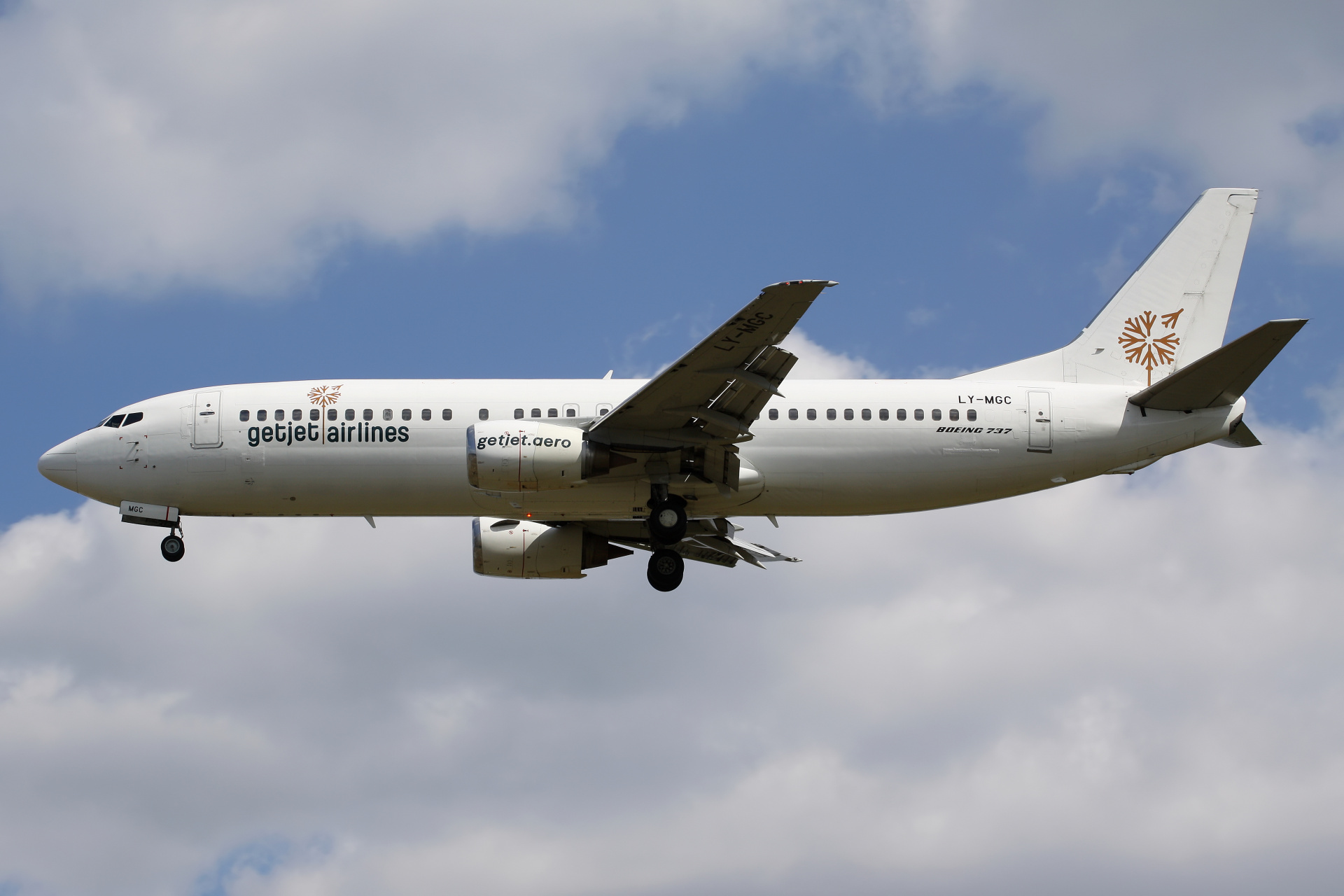LY-MGC, GetJet Airlines (nowe malowanie) (Samoloty » Spotting na EPWA » Boeing 737-400)