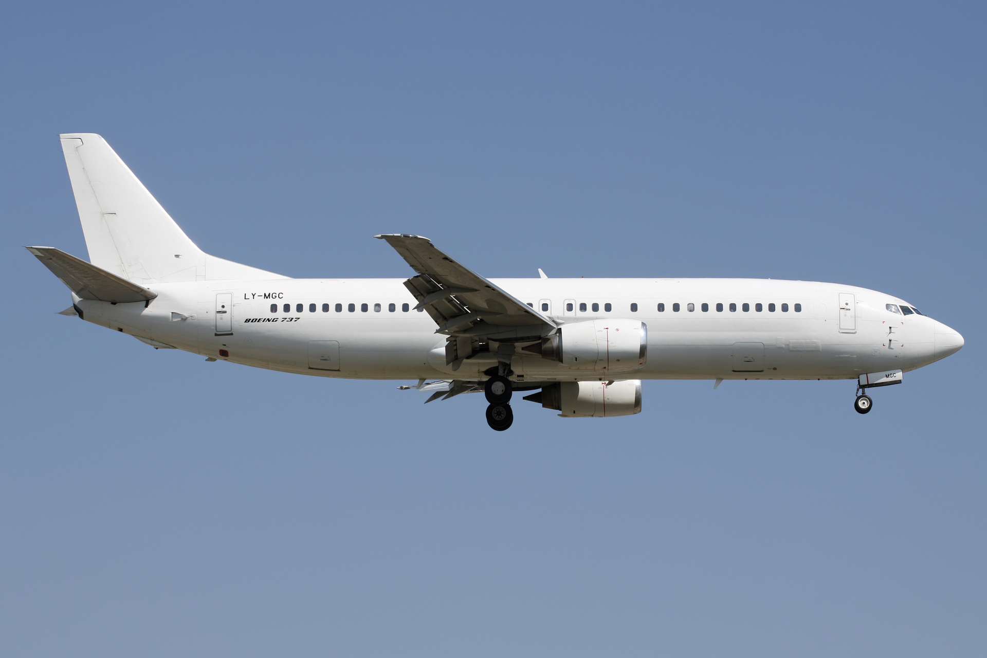 LY-MGC, GetJet Airlines (Samoloty » Spotting na EPWA » Boeing 737-400)