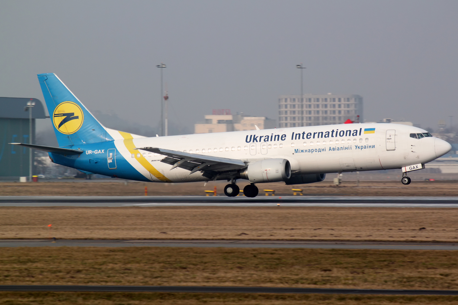 UR-GAX, Ukraine International Airlines (Samoloty » Spotting na EPWA » Boeing 737-400)
