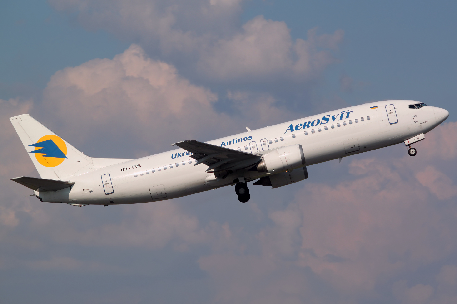 UR-VVE, AeroSvit Ukrainian Airlines (Samoloty » Spotting na EPWA » Boeing 737-400)