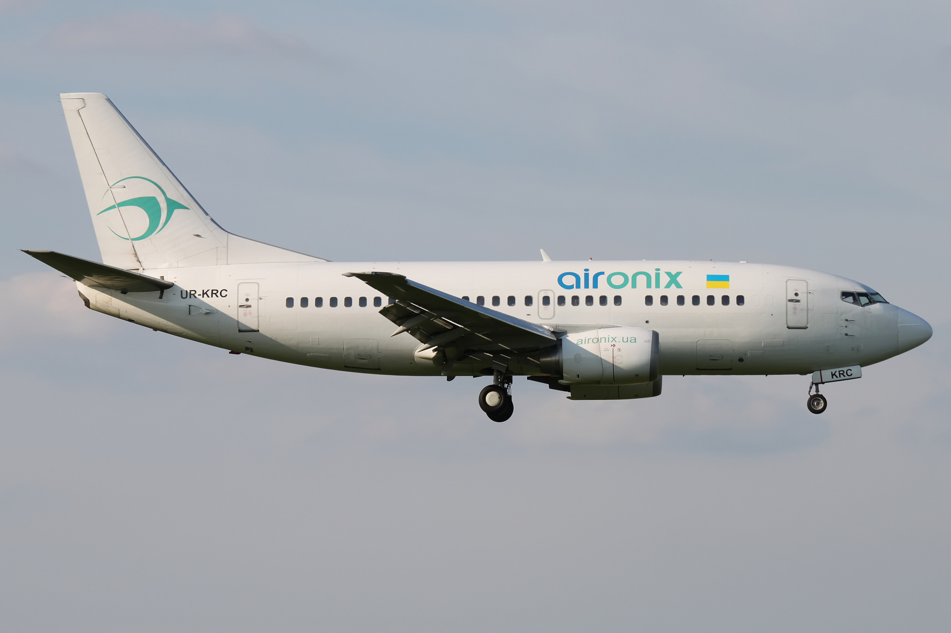 UR-KRC, Air Onix (Samoloty » Spotting na EPWA » Boeing 737-500)